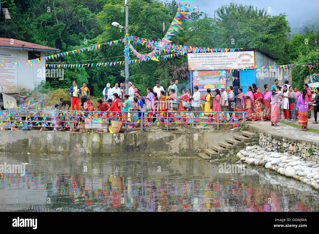 Kathmandu, Nepal. 07th Aug, 2016. Nepalese devotees lining to offer