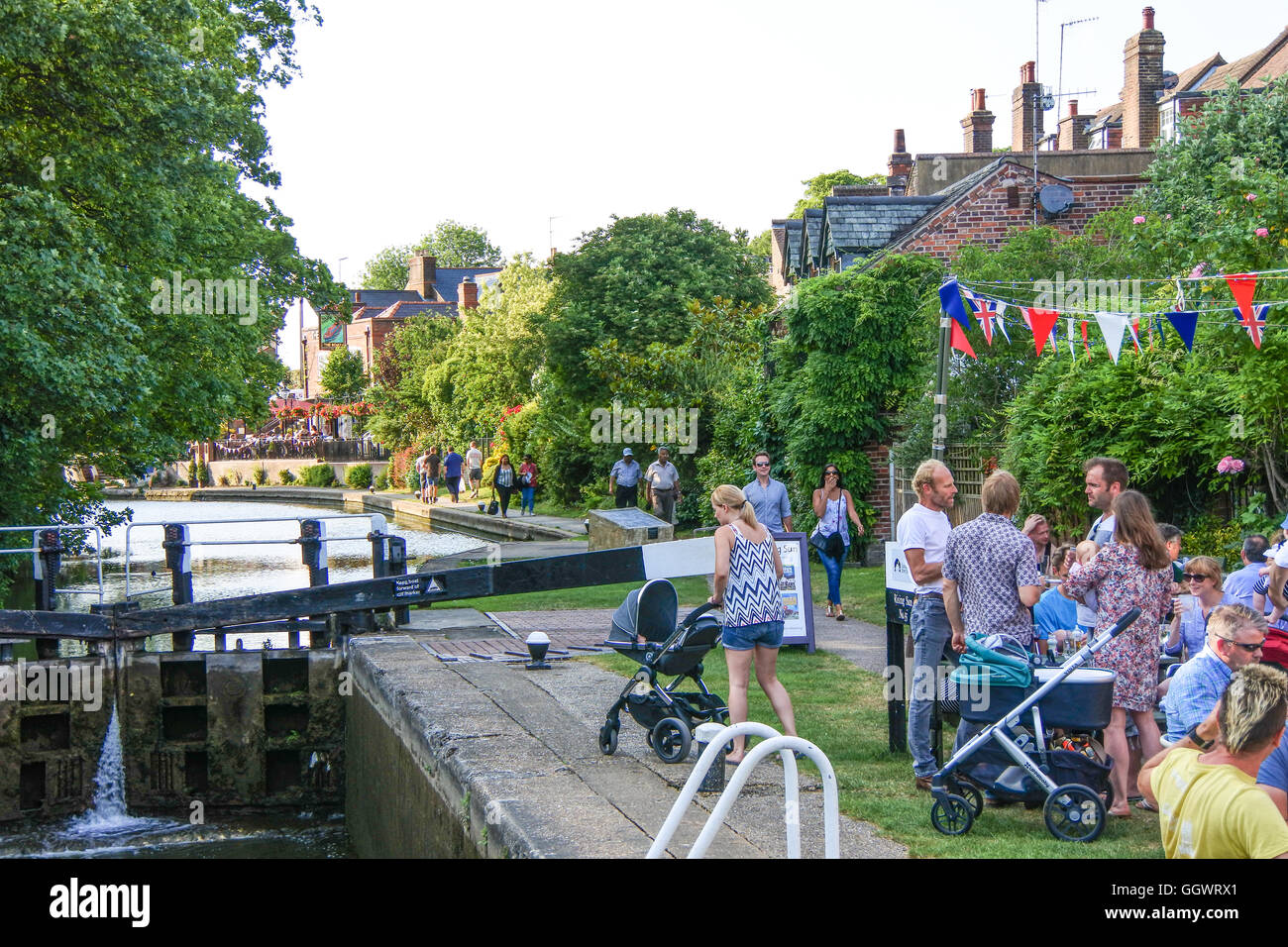 People enjoy drinks at the edge of Grand Union Canal -  Berkhamsted, UK Stock Photo
