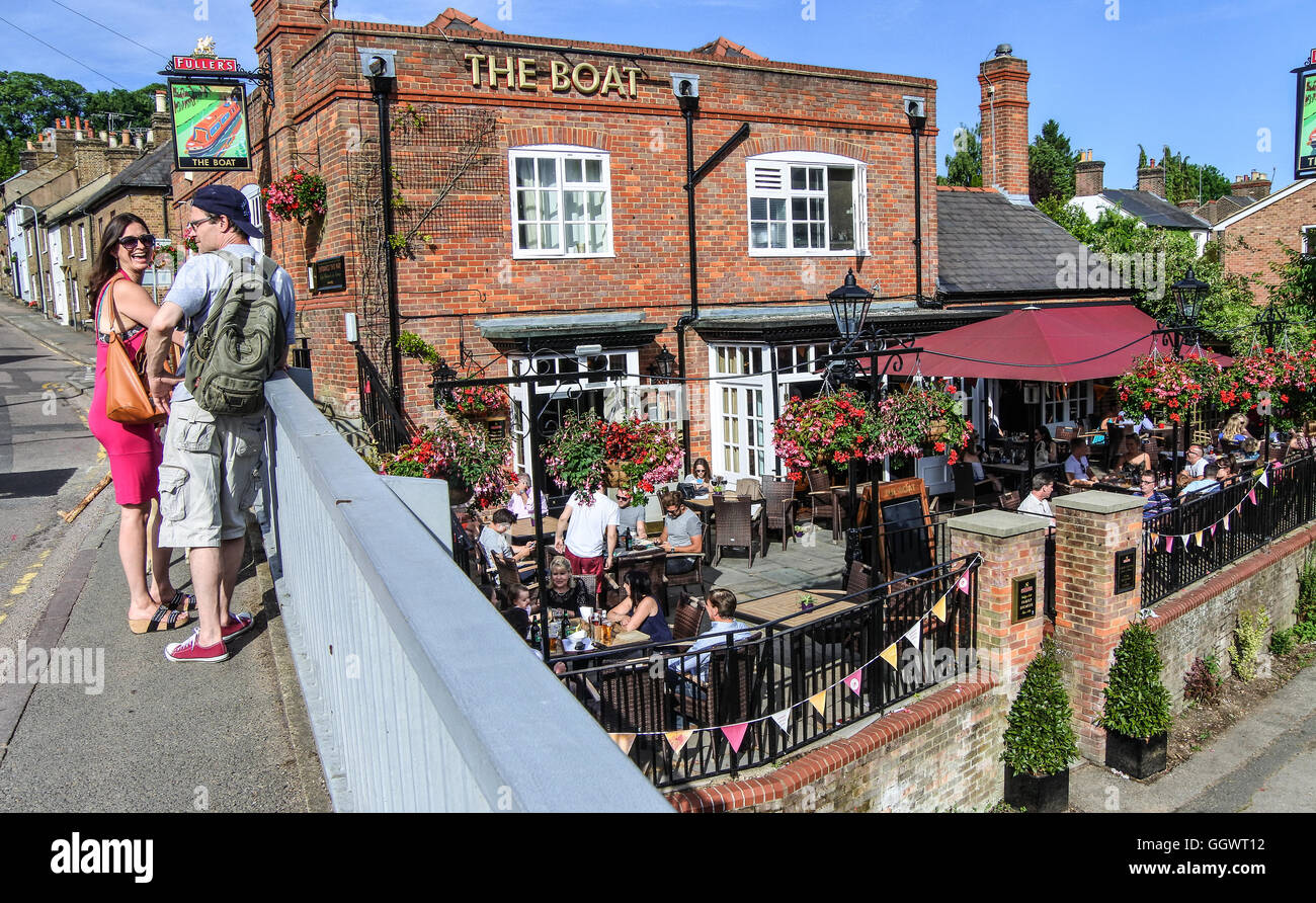 Happy couple overlooking THE BOAT pub on Grand Union Canal, Berkhamsted, UK Stock Photo