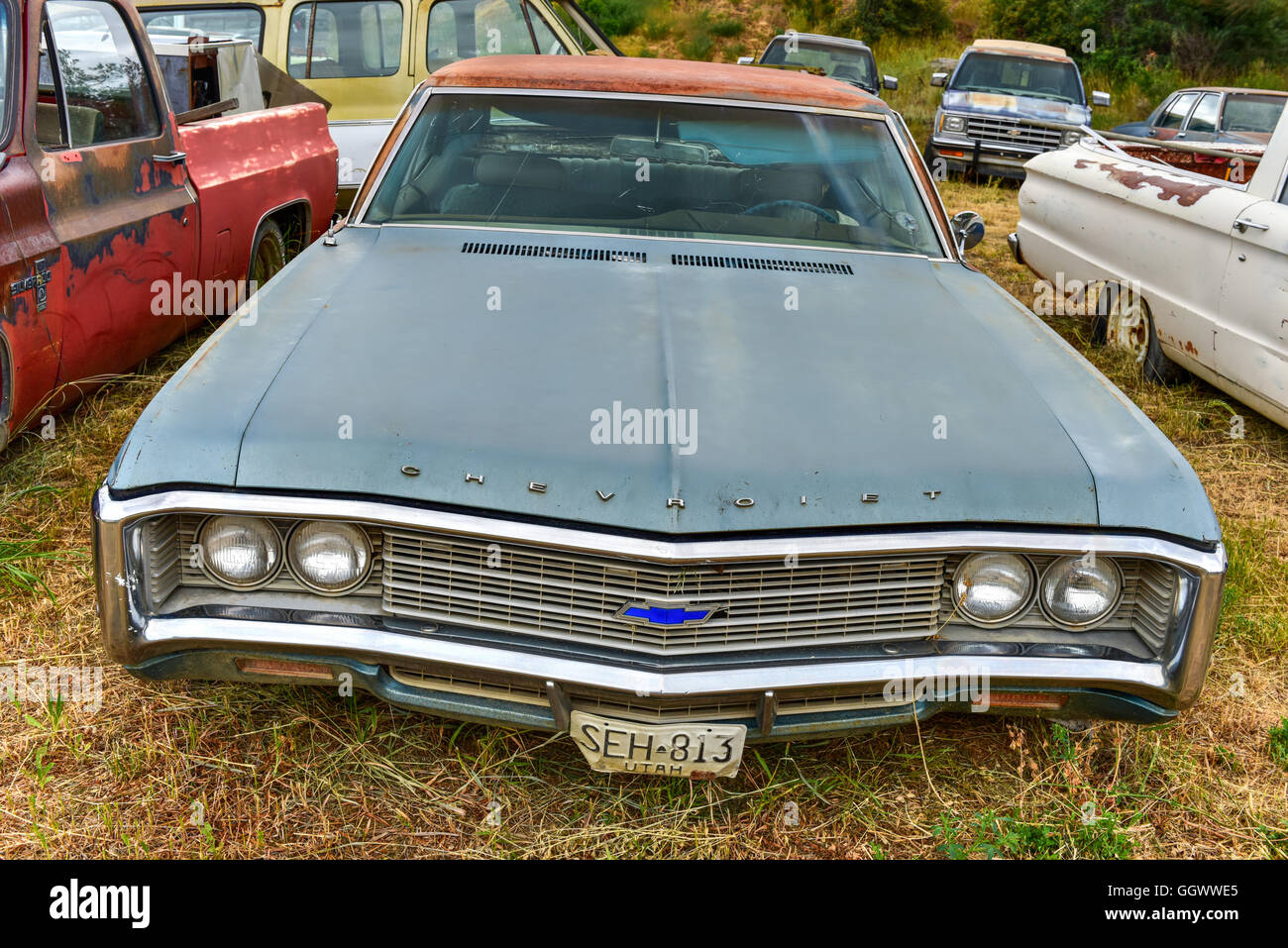 Rusting old car in a desert junk yard Stock Photo - Alamy