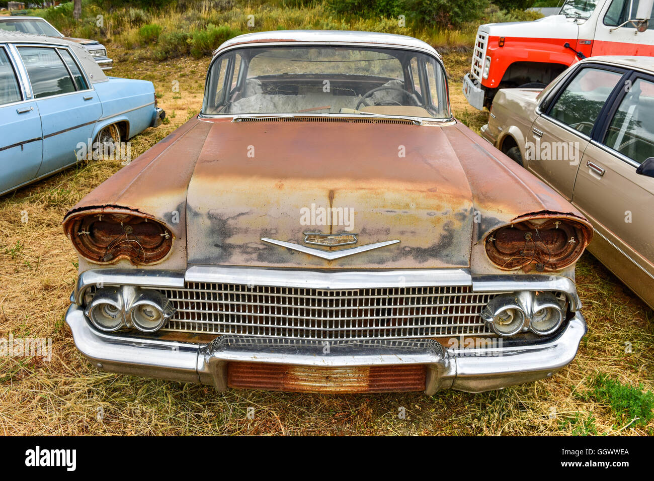 Rusting old car in a desert junk yard Stock Photo - Alamy