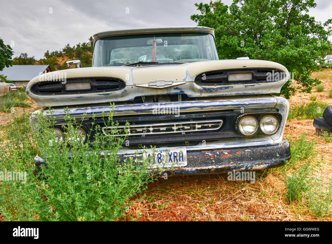 Rusting old car in a desert junk yard Stock Photo - Alamy