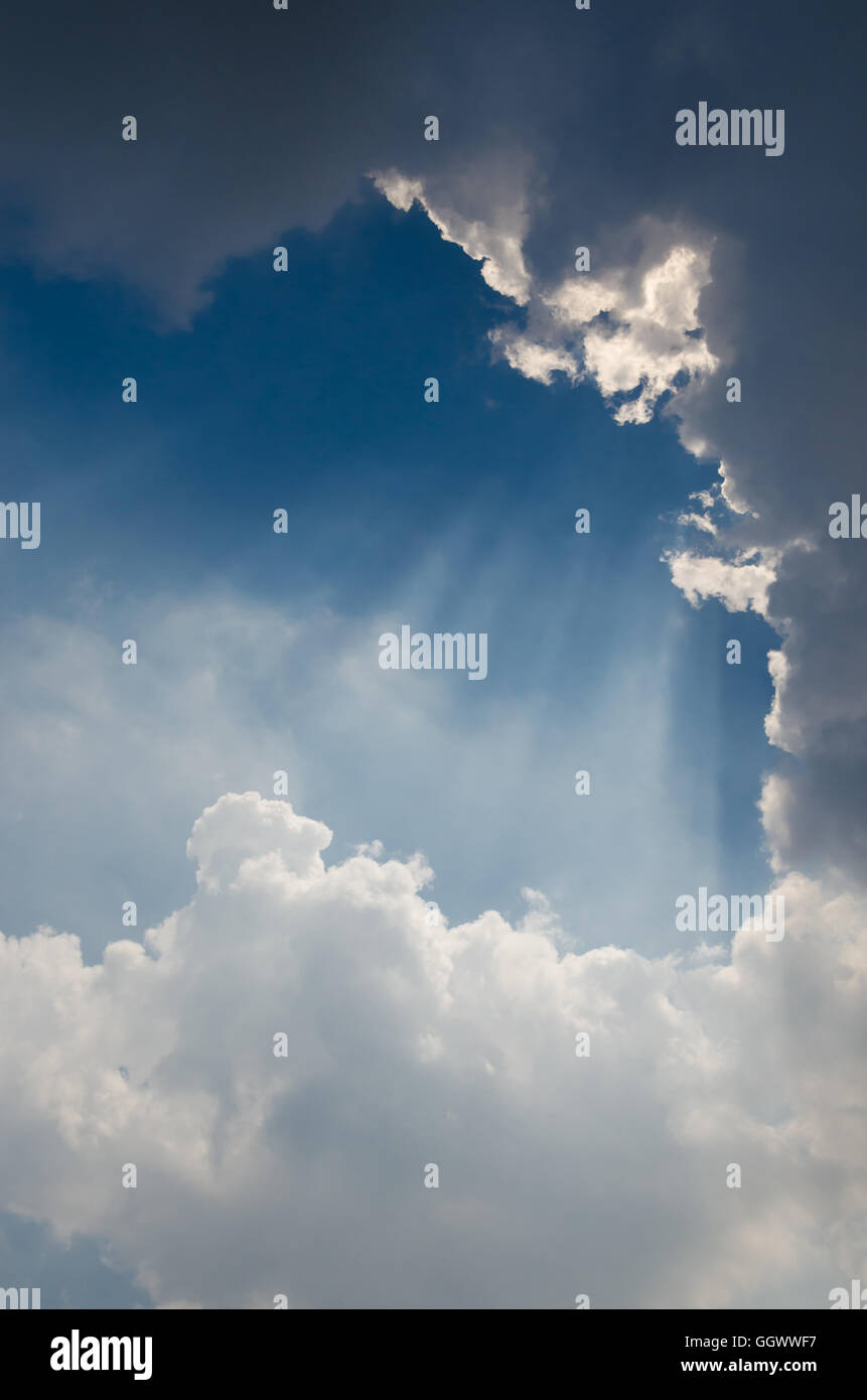 Sunlight through cloud hi-res stock photography and images - Alamy