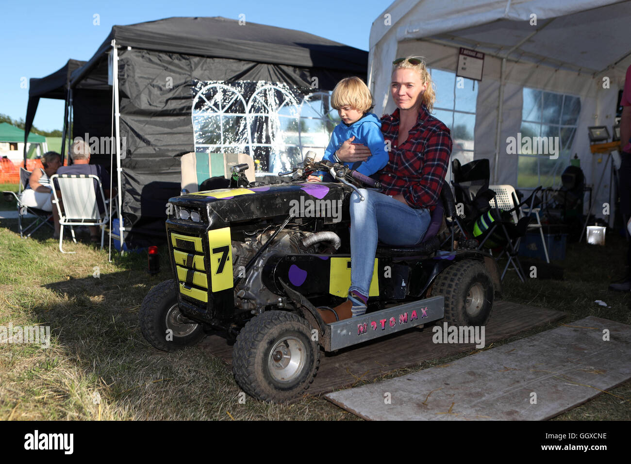 Model Jodie Kidd with son Indio at the BLMRA 12 Hour Lawn Mower Race near Five Oaks, west Sussex. Stock Photo