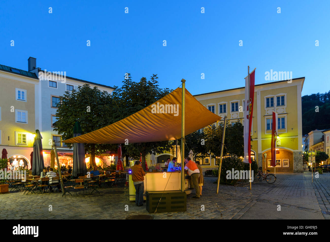 Hallein: Sidewalk Cafe on Bayrhamer Square in Old Town, Austria, Salzburg, Tennengau Stock Photo