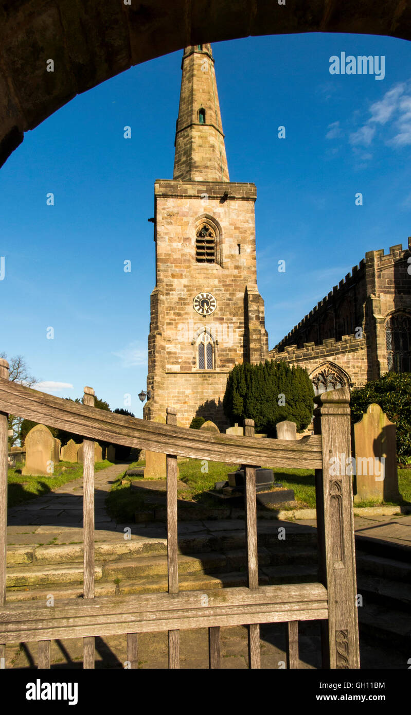 UK, England, Cheshire, Astbury, St Mary’s Church through arched stone lychgate Stock Photo