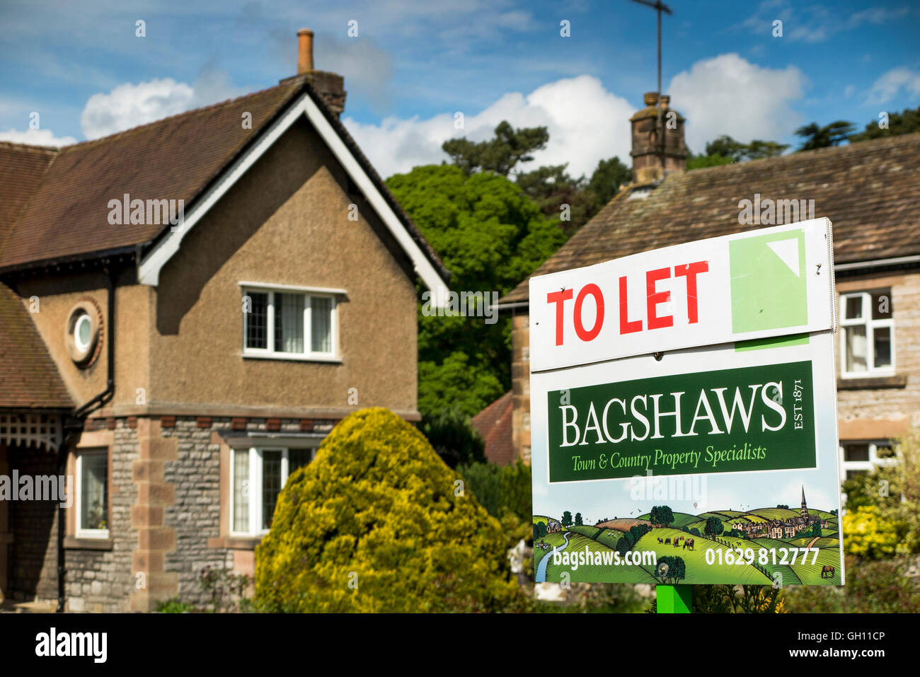 Country cottage at ashford in the water hires stock photography and