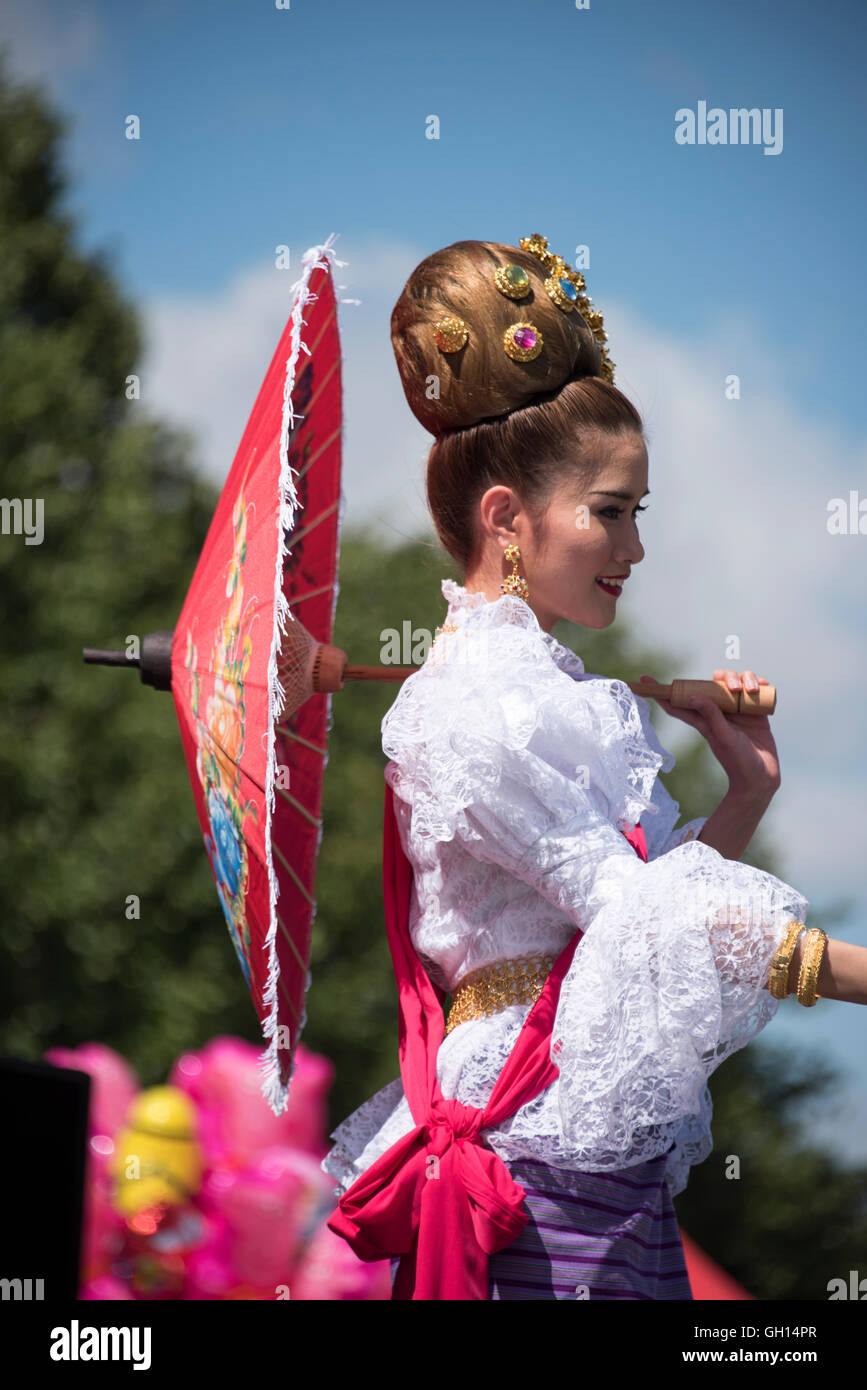 Cambridge, UK. 07th Aug, 2016. Thai dancer performing at the Cambridge Thai Festival 2016 Credit:  Jason Marsh/Alamy - Stock Image