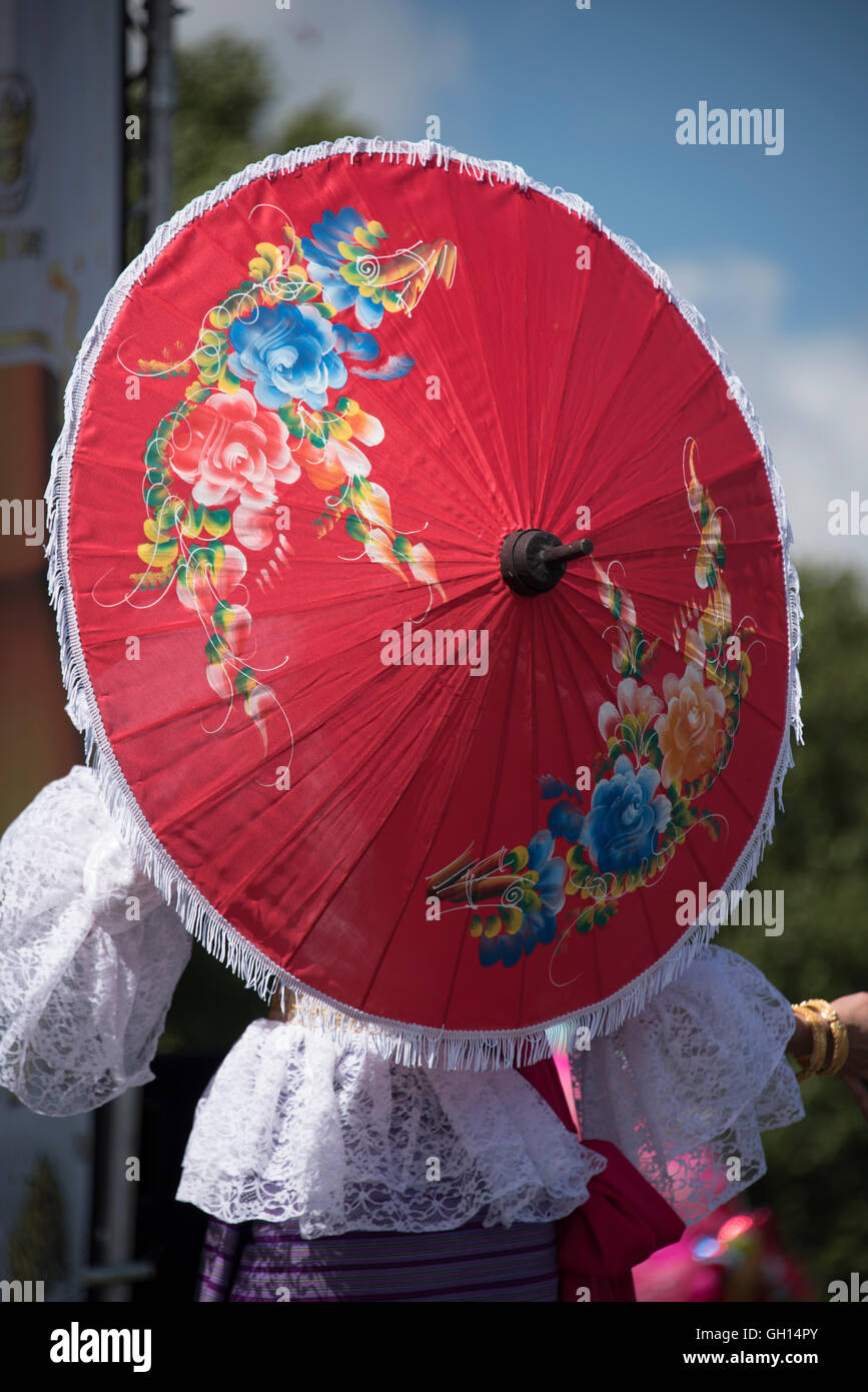 Cambridge, UK. 07th Aug, 2016. Thai dancer performing at the Cambridge Thai Festival 2016 Credit:  Jason Marsh/Alamy - Stock Image