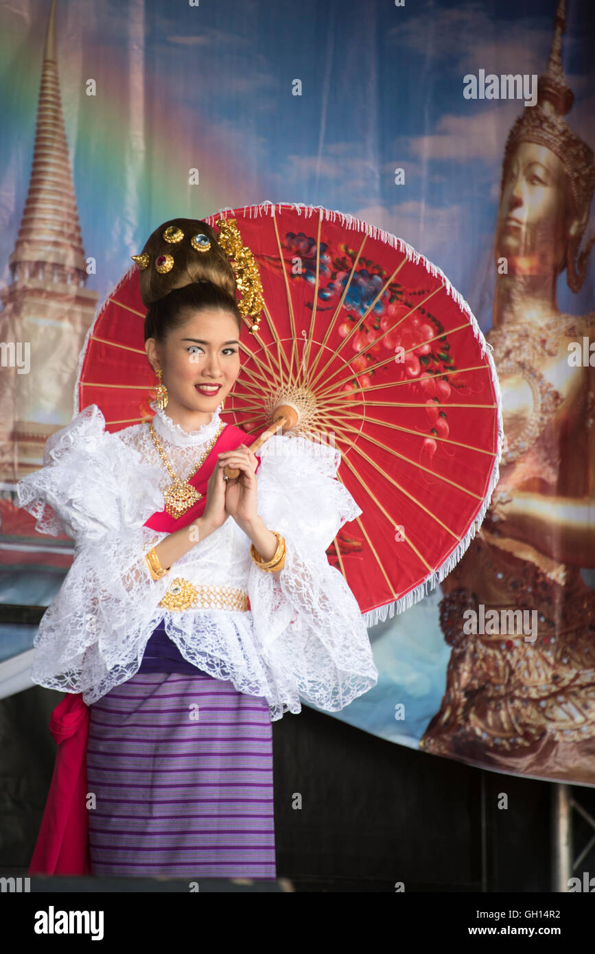 Cambridge, UK. 07th Aug, 2016. Thai dancer performing at the Cambridge Thai Festival 2016 Credit:  Jason Marsh/Alamy - Stock Image