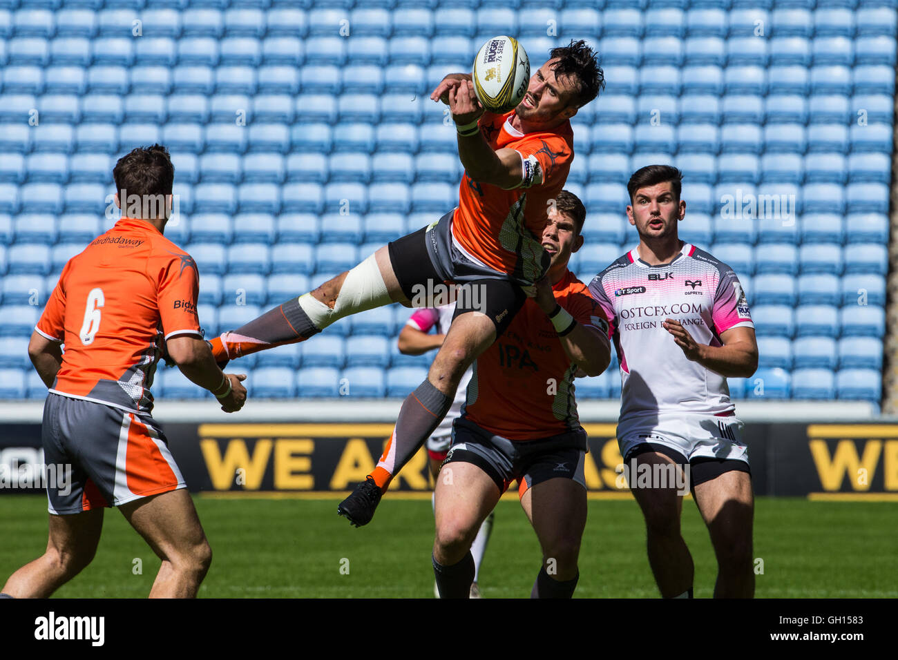 Ricoh Arena, Coventry, UK. 07th Aug, 2016. Singha Premiership 7s Rugby. Finals Day. Newcastle Falcons centre Adam Radwan and fly-half Harrison Orr collect the high ball. © Action Plus Sports/Alamy Live News Stock Photo