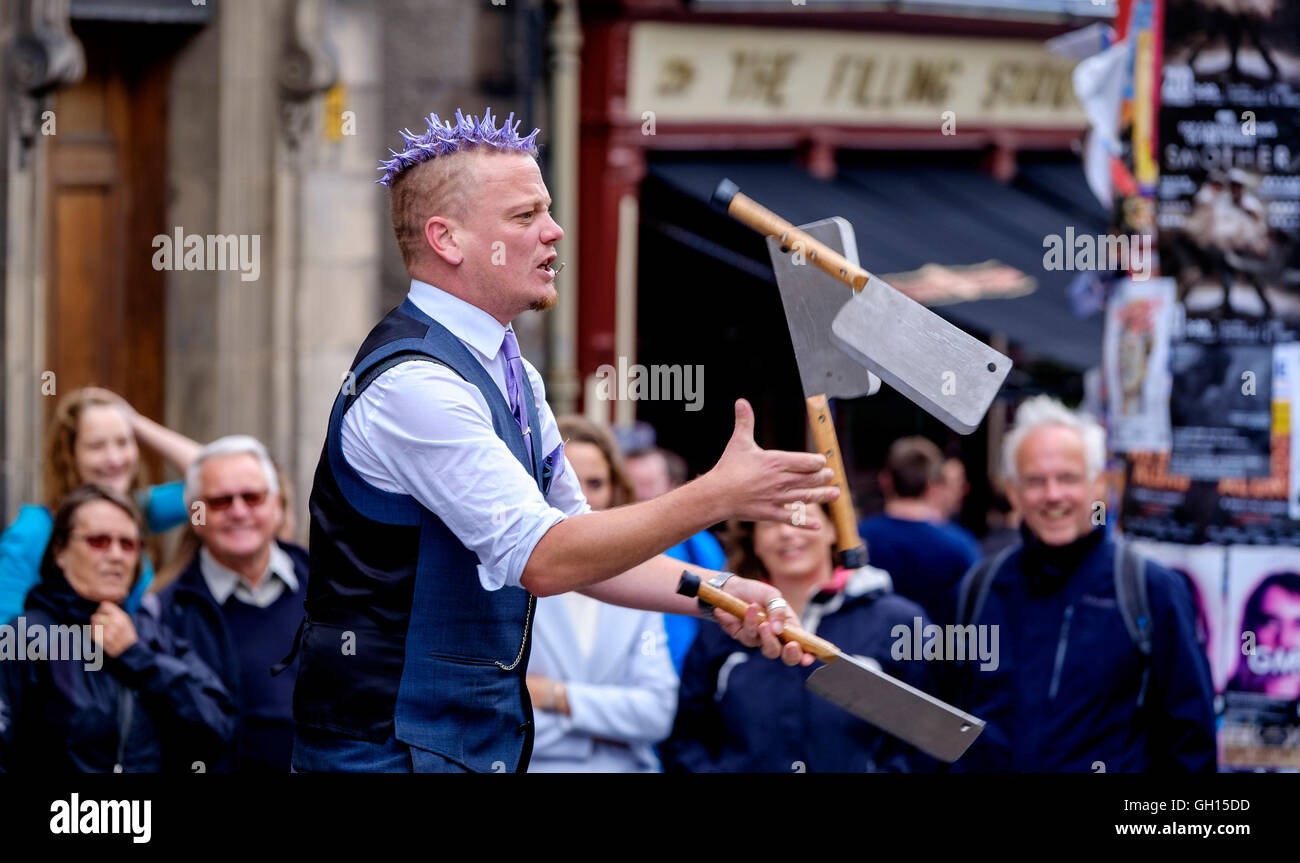 Edinburgh, Scotland, UK. 7th August, 2016. Performers from Fringe shows entertain in the High Street to promote their shows.  Pictured:  Spikey Will a professional speciality act juggler and street performer entertains crowds in the High Street. Credit:  Andrew Wilson/Alamy Live News Stock Photo