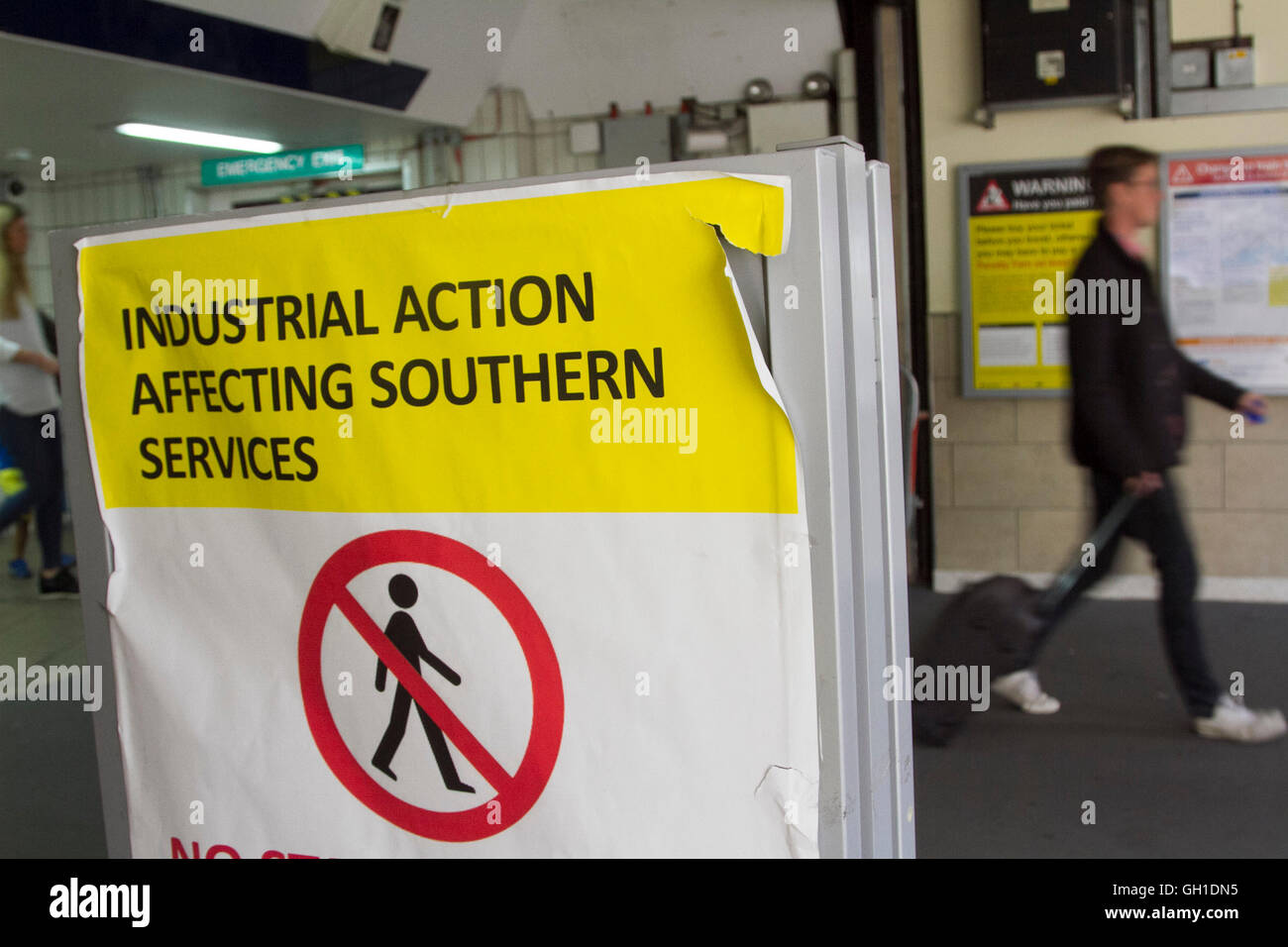 London, UK. 8th August 2016. Members of the RMT union staged a five day walkout on Southern Rail services  cutting 40% of services on one of Britain’s busiest rail franchises and causing disruption for thousands of Southern rail commuters Credit:  amer ghazzal/Alamy Live News Stock Photo