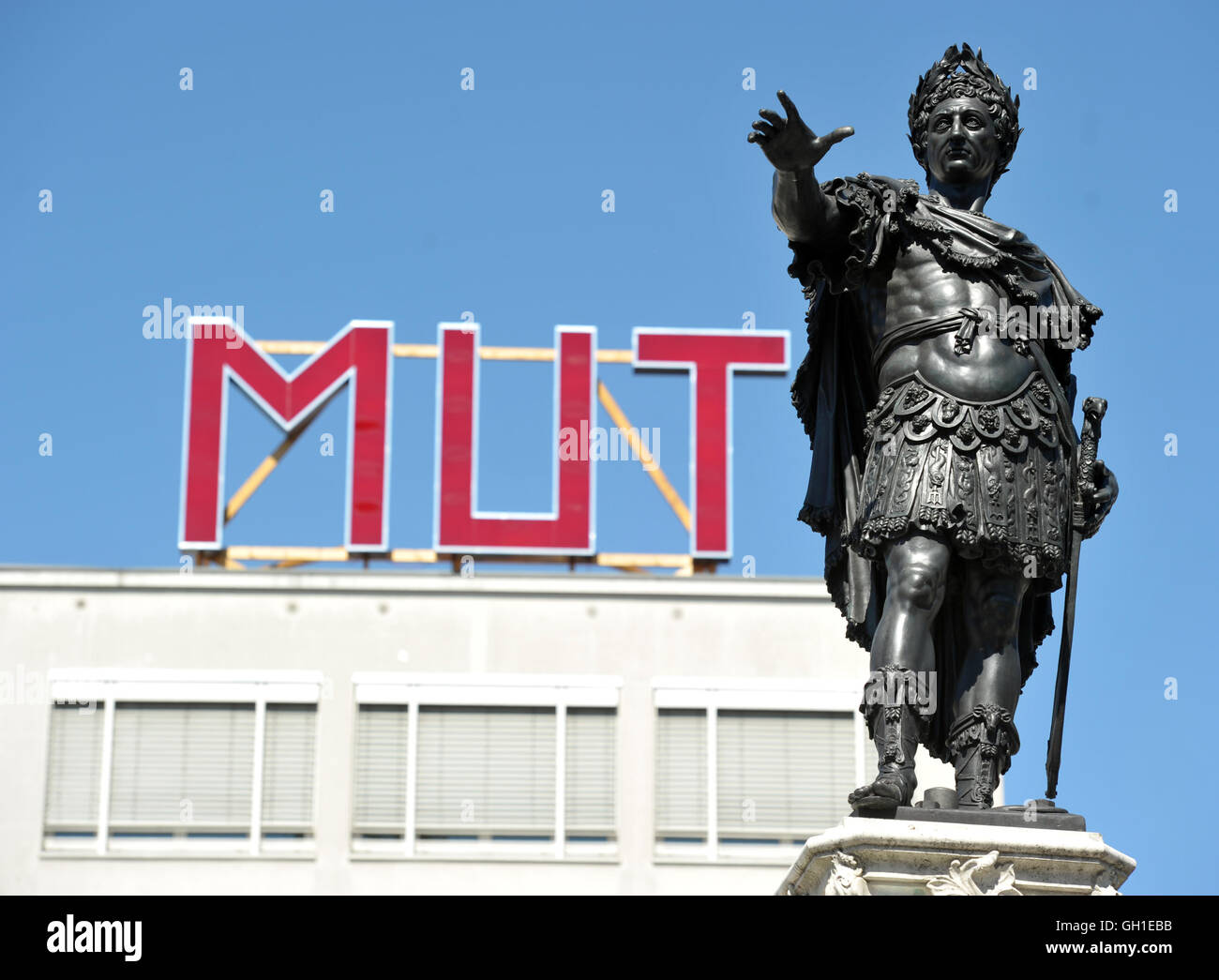 Augsburg, Germany. 8th Aug, 2016. The statue of Kaiser Augustus next to the word 'Mut' (lit. 'Courage') in Augsburg, Germany, 8 August 2016. The peace festival remembers the religious peace and is a public holiday in the city of Augsburg. PHOTO: STEFAN PUCHNER/dpa/Alamy Live News Stock Photo