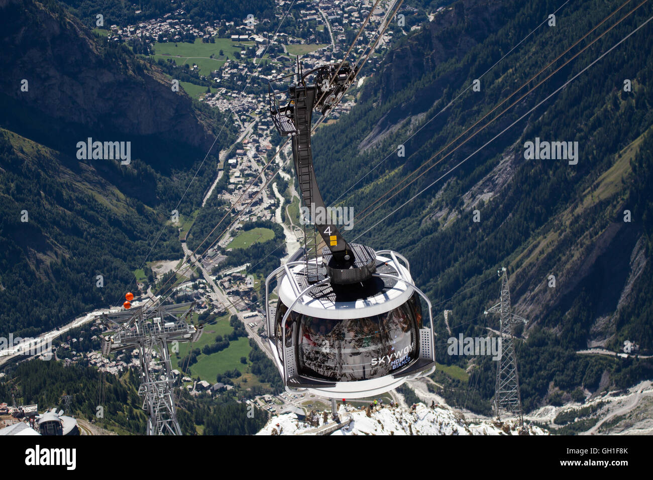 A car of the Skyway Monte Bianco ascends the 3,462 metre high Pointe Helbronner, a peak that is a part of Mont Blanc mountain range in Courmayeur, Italy, 06 August 2016. Photo: Silas Stein/dpa Stock Photo