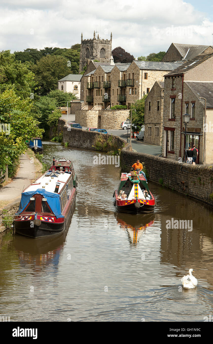 Narrow boats canal activity hi-res stock photography and images - Alamy