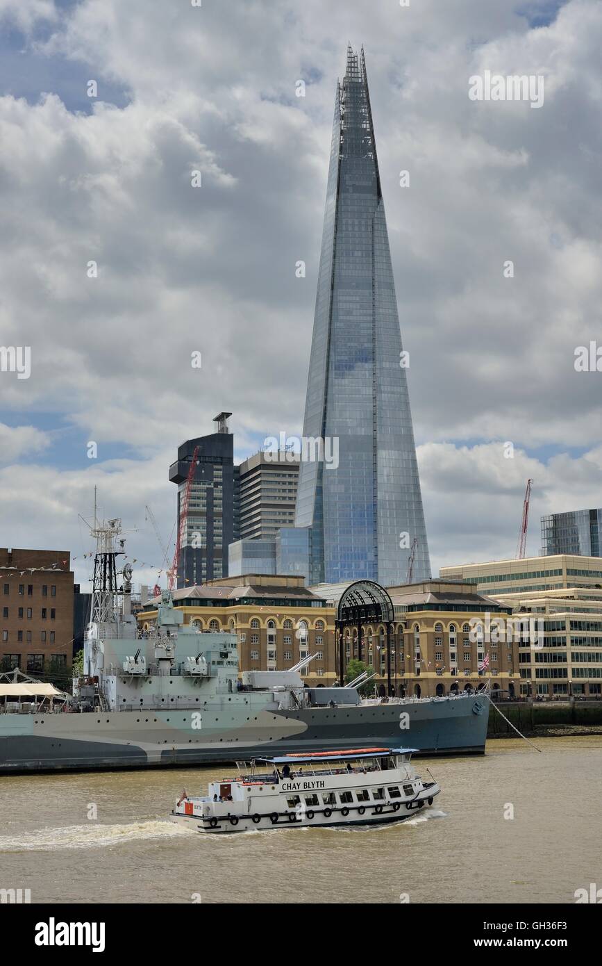 geography / travel, excursion boat on the Thames in front of The Shard, with 310 meter at one time the highest building Europe, London, England, United Kingdom, Additional-Rights-Clearance-Info-Not-Available Stock Photo