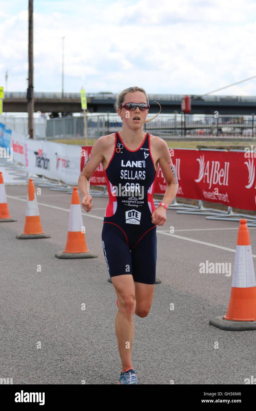 Heather Sellars, Team GB elite triathlete, running during the 2016 AJ Bell London Triathlon in Docklands. Stock Photo