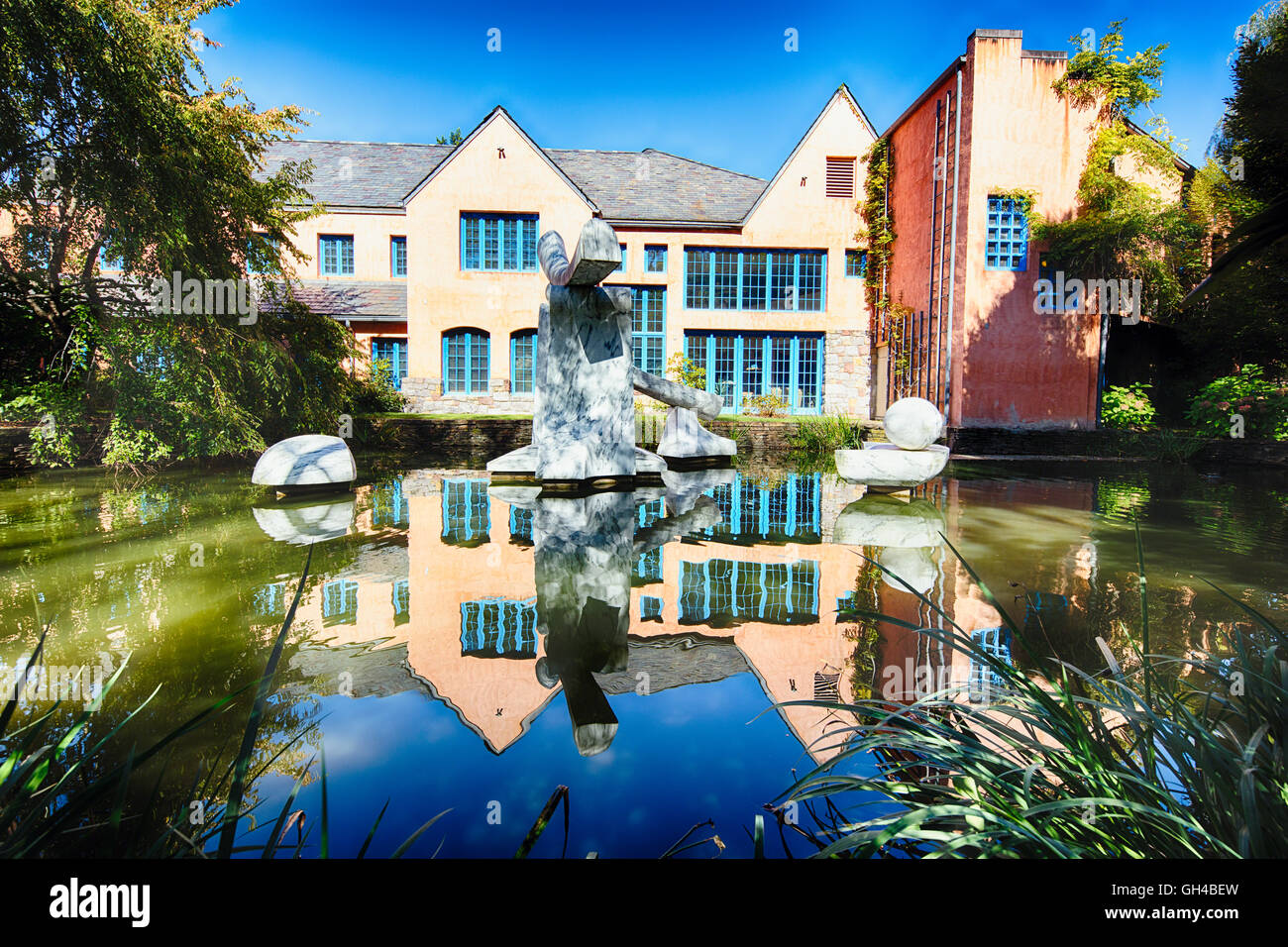 View of a Modern Sculpture in a Pond "Portal Rest" by Horace Farlowe, Grounds for Sculptures, Hamilton, New Jersey Stock Photo