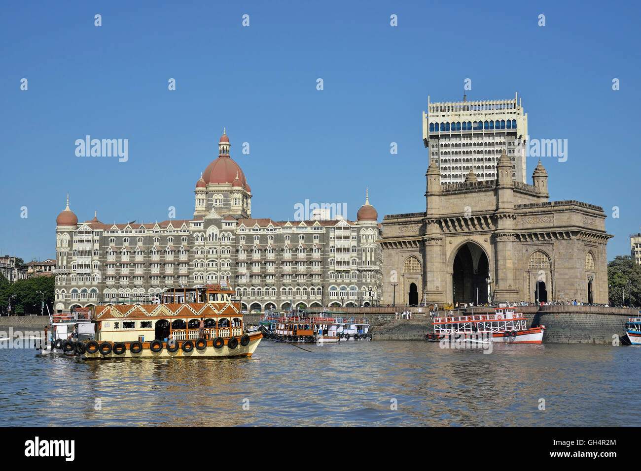 geography / travel, India, Taj Mahal Hotel and gateway of India, landmark of Mumbai, built to the remembrance at the visitation of king George V. and of his woman Mary 1911, Mumbai, Maharashtra, Asia, Additional-Rights-Clearance-Info-Not-Available Stock Photo