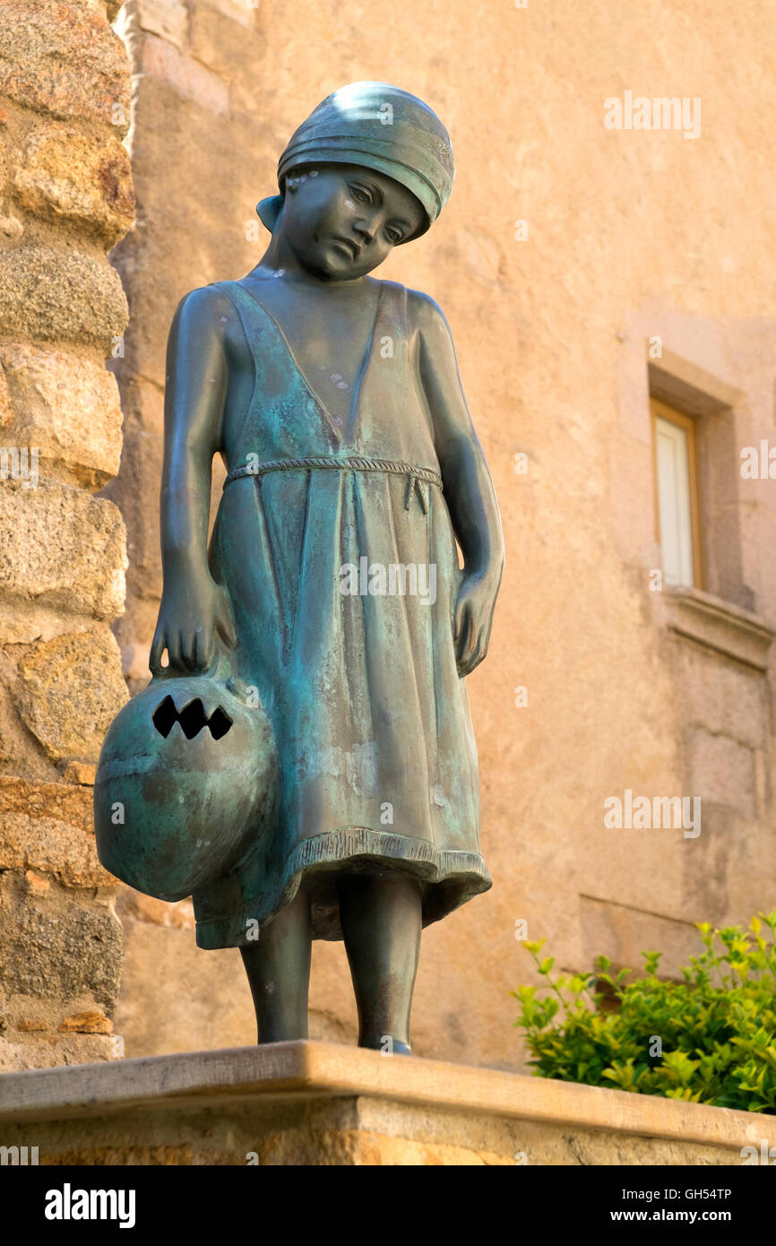 Little girl fishing statue hi-res stock photography and images - Alamy