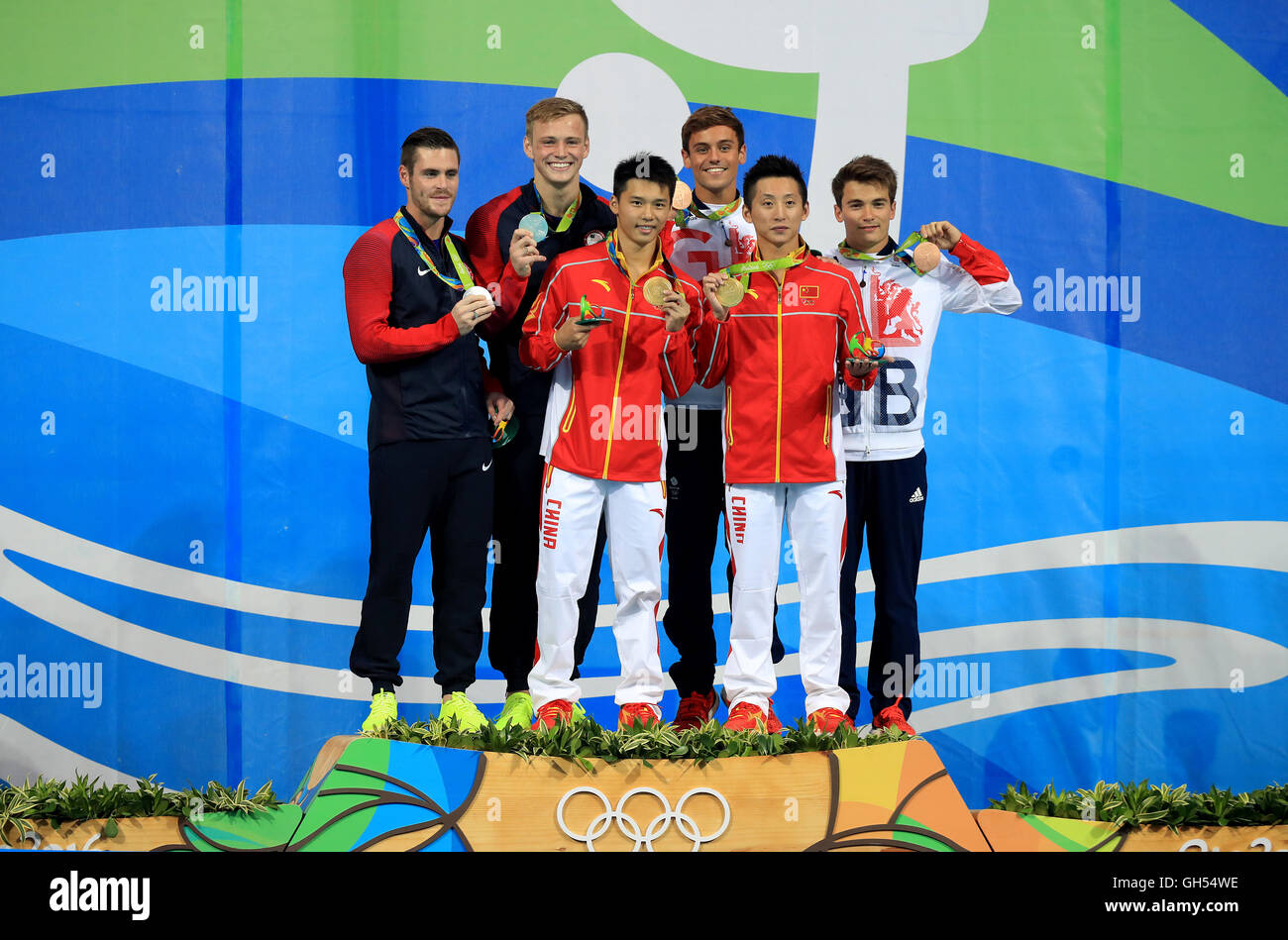 Great Britain's Tom Daley (third right) and Daniel Goodfellow (right) celebrate with their bronze medals alongside China's gold medal winners Aisen Chen (third right) and Yue Lin (second right), and silver medal winners USA's David Boudia (left) and Steele Johnson (second left) on the podium after the Men's Synchronised 10m Platform Final at the Maria Lenk Aquatics Centre on the third day of the Rio Olympic Games, Brazil. Stock Photo