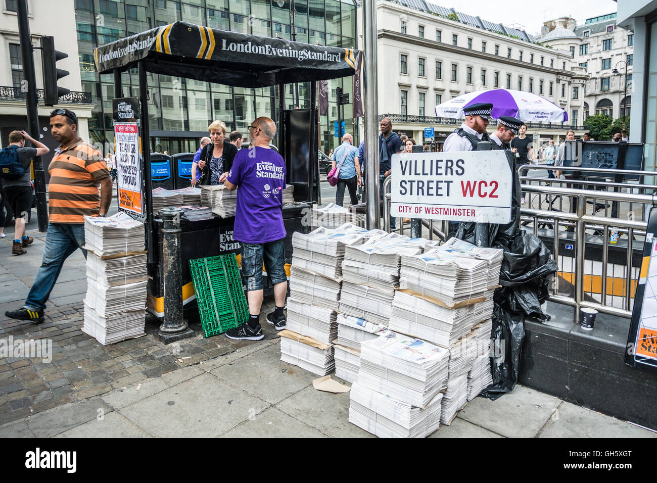 An Evening Standard Newspaper Seller outside Charing Cross Station Stock Photo