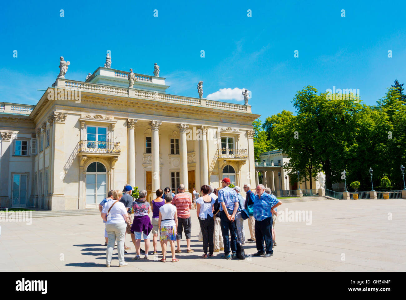 Guiden tour group, in front of Palac Na Wyspie, Palace on the water, Lazienki Park, Warsaw, Poland Stock Photo
