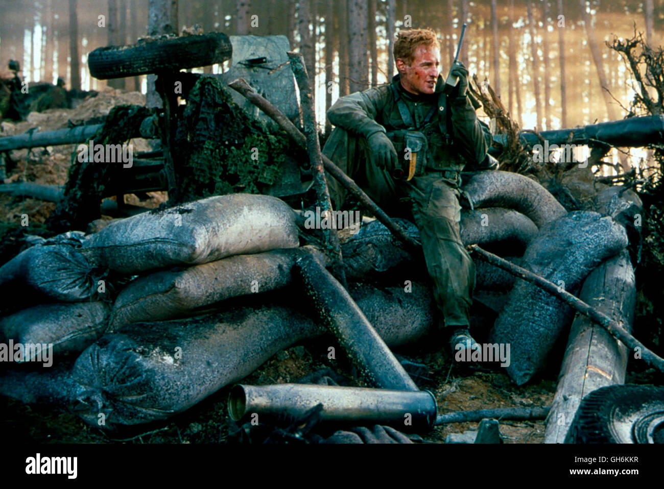 IM FADENKREUZ - ALLEIN GEGEN ALLE / Behind Enemy Lines USA 2001 / John Moore 'Wir kämpfen nicht, wir beobachten nur' ist die Devise des Admirals Reigart. Doch der Kampfpilot Chris Burnett (OWEN WILSON) will mehr, als nur das Gebiet zu erkunden. Als er an einem Weihnachtstag über bosnischem Gebiet fliegt, geraten er und ein anderer Pilot hinter die feindlichen Linien und werden abgeschossen. Owen überlebt und versucht aus dem Feindesgebiet zu fliehen. Da Burnett durch eigenes Verschulden hinter die Linien geraten ist, wird Admiral Reigart unter Druck gesetzt: Soll er den Soldaten retten und Stock Photo