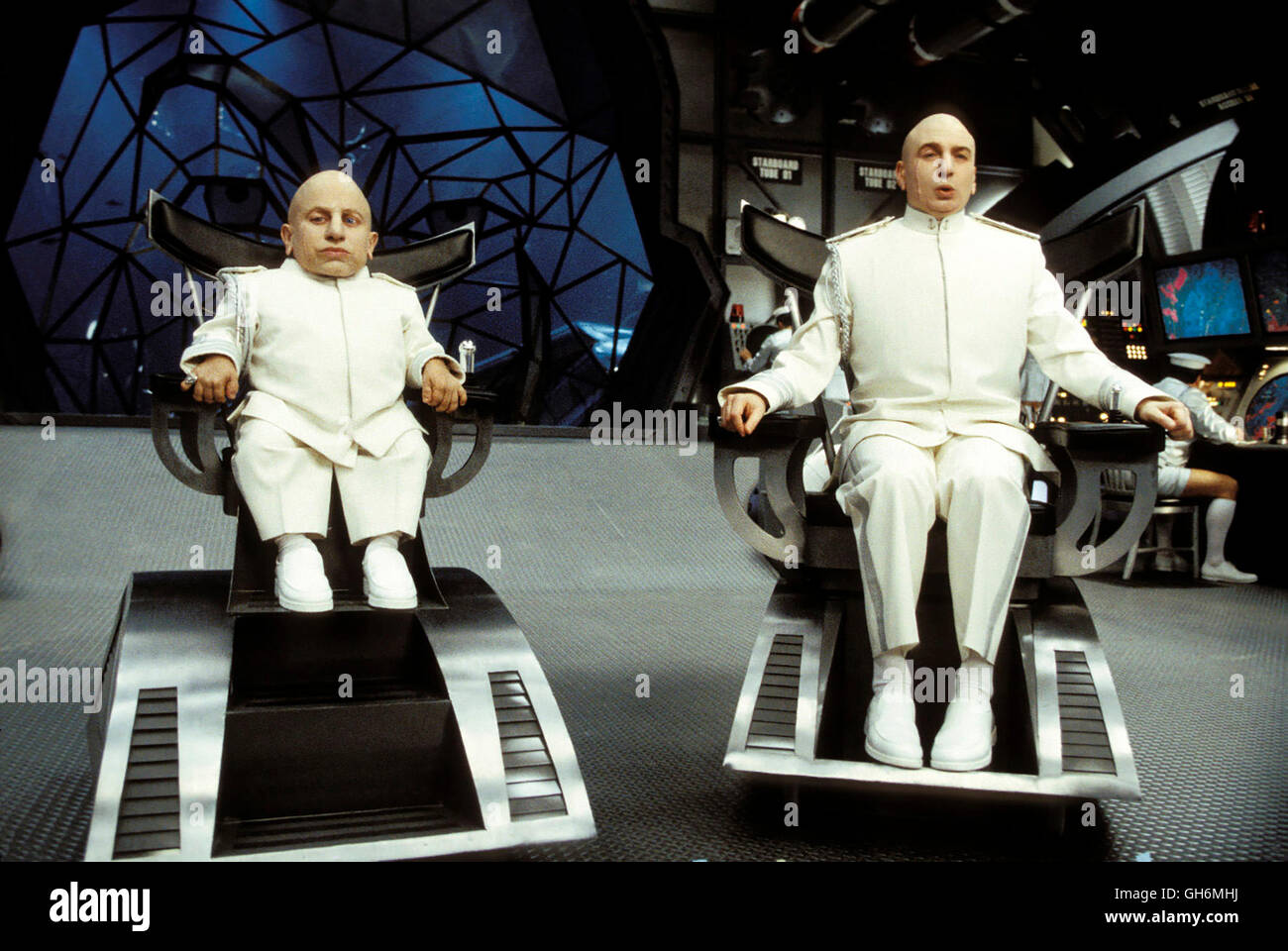 AUSTIN POWERS IN GOLDSTÄNDER / Austin Powers in Goldmember USA 2002 / Jay Roach Mini Me (VERNE TROYER), Dr. Evil (MIKE MYERS) Regie: Jay Roach aka. Austin Powers in Goldmember Stock Photo