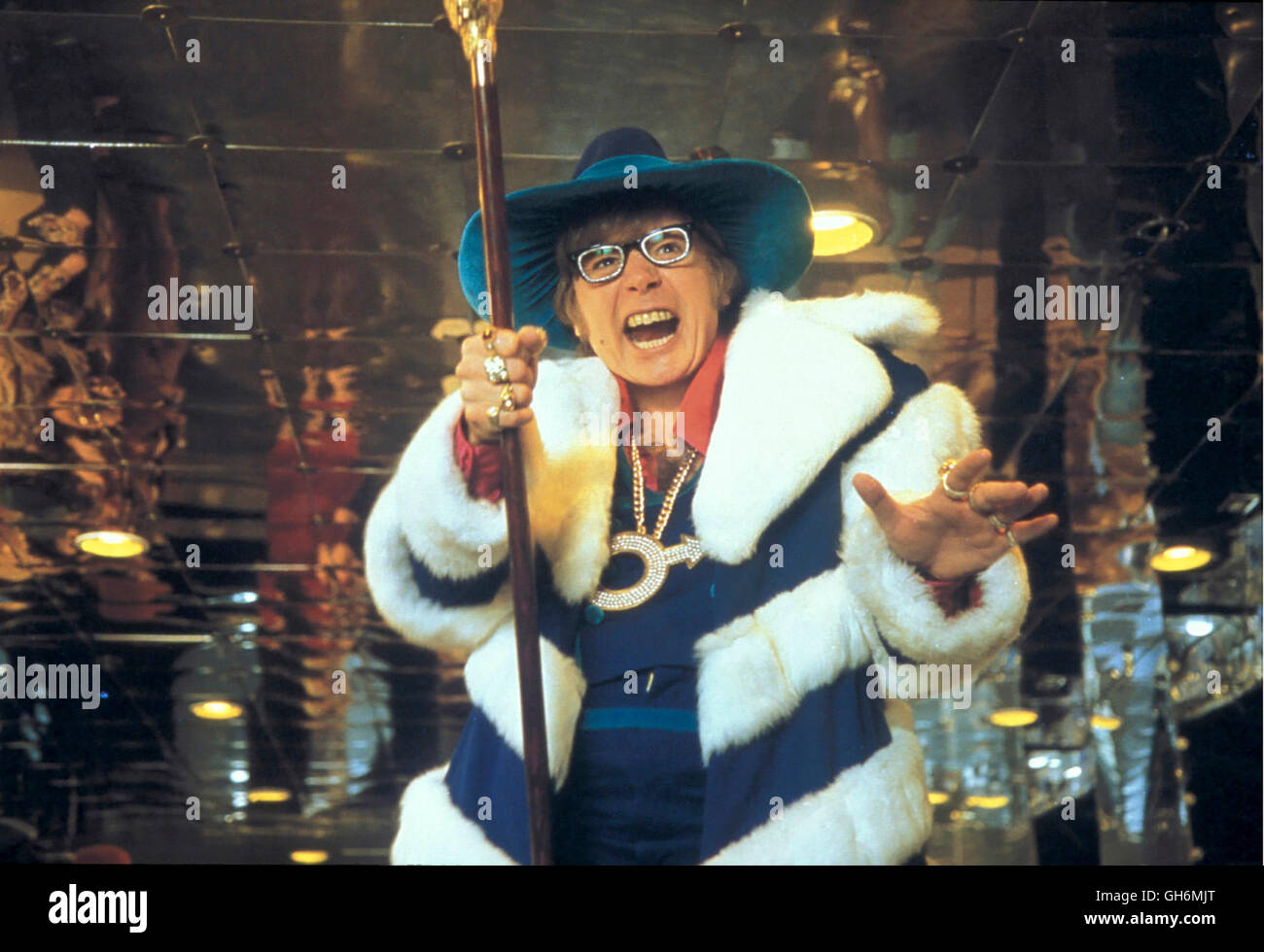 AUSTIN POWERS IN GOLDSTÄNDER / Austin Powers in Goldmember USA 2002 / Jay Roach Austin Powers (MIKE MYERS) Regie: Jay Roach aka. Austin Powers in Goldmember Stock Photo