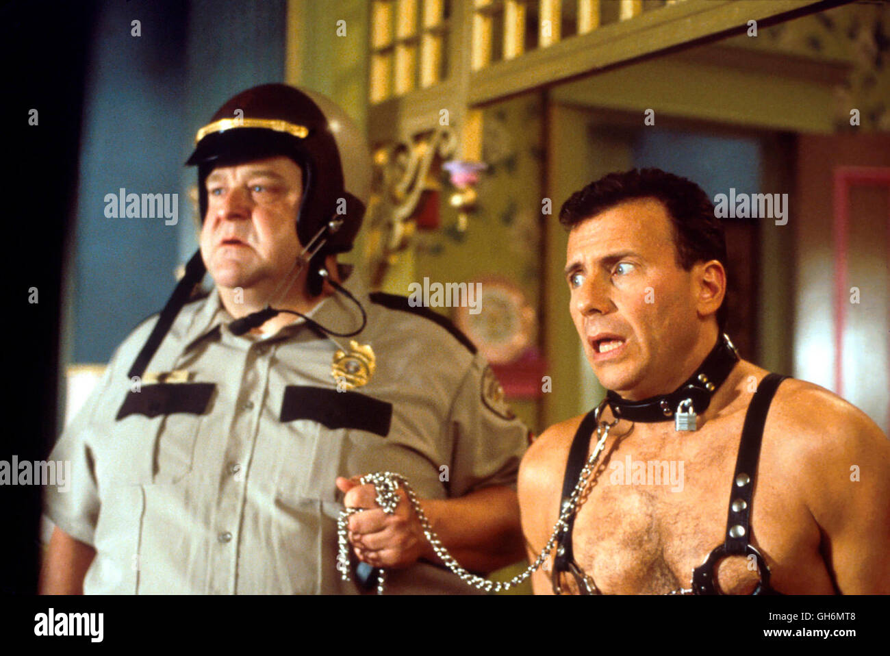 EINE NACHT BEI MC COOL'S / USA 2001 / Harald Zwart Szene mit Detective Dehling (JOHN GOODMAN) und Carl (PAUL REISER) Regie: Harald Zwart Stock Photo