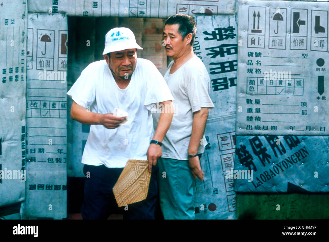 HAPPY TIMES / Happy Times PRC 2001 / Zhang Yimou Zhao (ZHAO BENSHAN) und Professor Li (LI XUEJIAN) Regie: Zhang Yimou aka. Happy Times Stock Photo