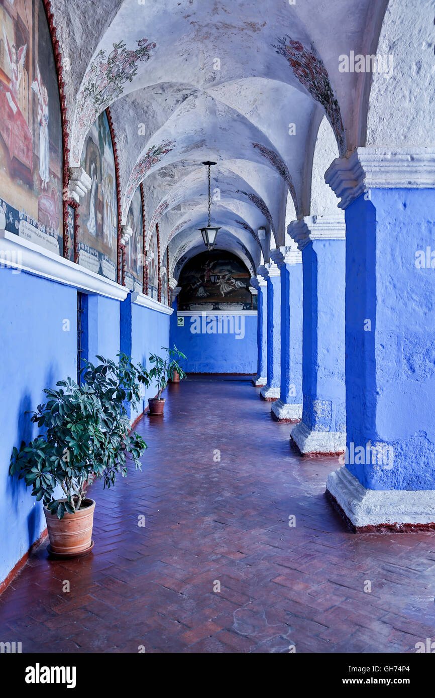Hallway, arches and columns, Orange Tree Cloister, Monasterio de Santa Catalina (Monastery of St. Catherine), Arequipa, Peru Stock Photo