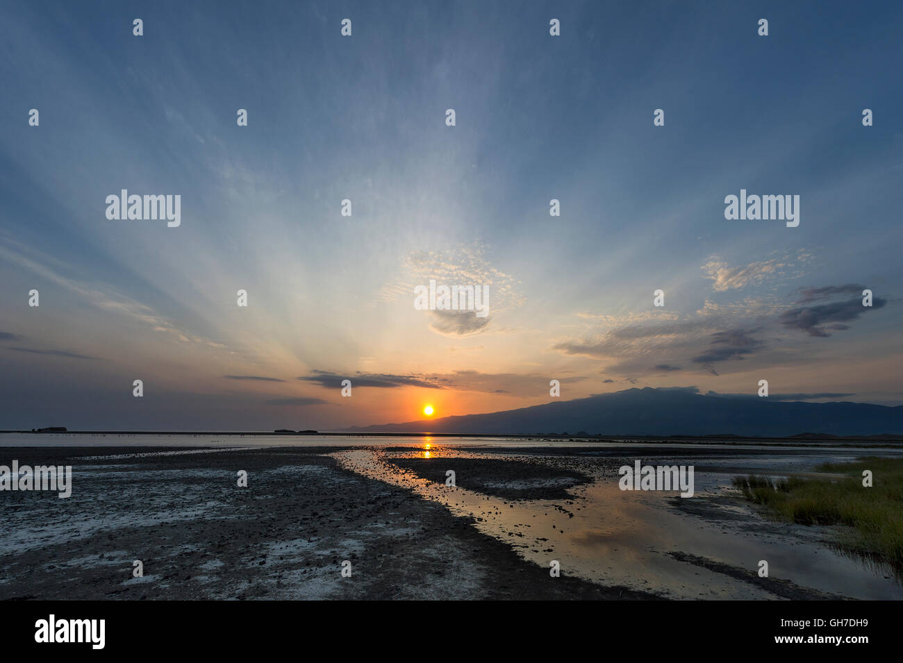 33 OTHERWORLDLY PHOTOS THAT SHOW THE BEAUTY AND DANGER OF TANZANIA S LAKE NATRON visual data 7