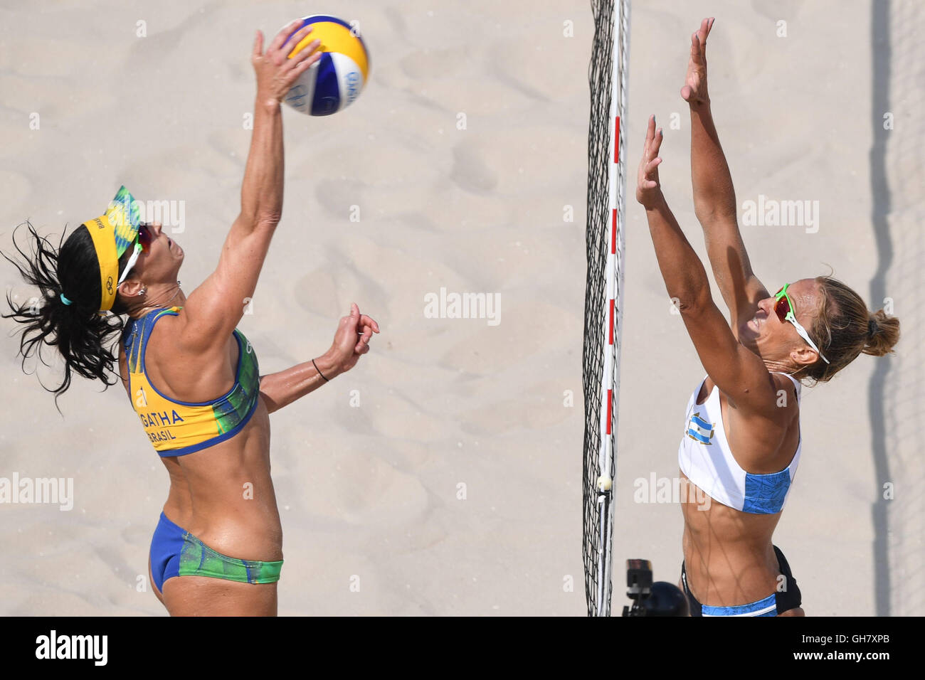 Rio de Janeiro, Brazil. 8th Aug, 2016. Agatha B. Rippel (L) of Brazil and Ana Gallay of Argentine in action during the Women's Preliminary match between Bednarczuk/Seixas de Freitas of Brazil and Gallay/Klug of Argentina of the Beach Volleyball events during the Rio 2016 Olympic Games at the Beach Volleyball Arena Copacabana in Rio de Janeiro, Brazil, 8 August 2016. Photo: Sebastian Kahnert/dpa/Alamy Live News Stock Photo
