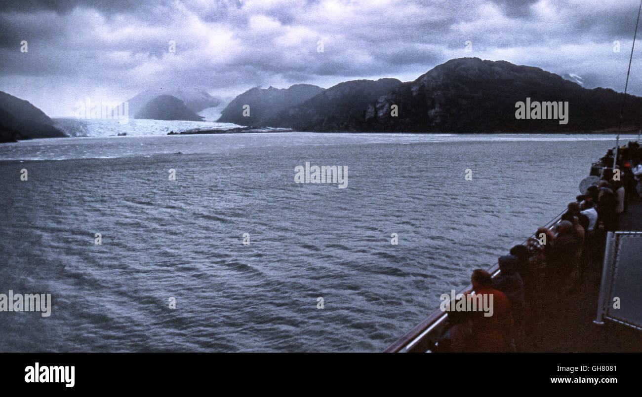 February 11, 2003 - Bernardo O'Higgins National Park, Chile - Cruise ship passengers view impressive tidewater Amalia glacier (also known as Skue glacier) on the edge of the Sarmiento Channel In Bernardo Higgins National Park in southern Chile. Tourism is a popular growing sector of the economy in the southern region of South America. © Arnold Drapkin/ZUMA Wire/Alamy Live News Stock Photo