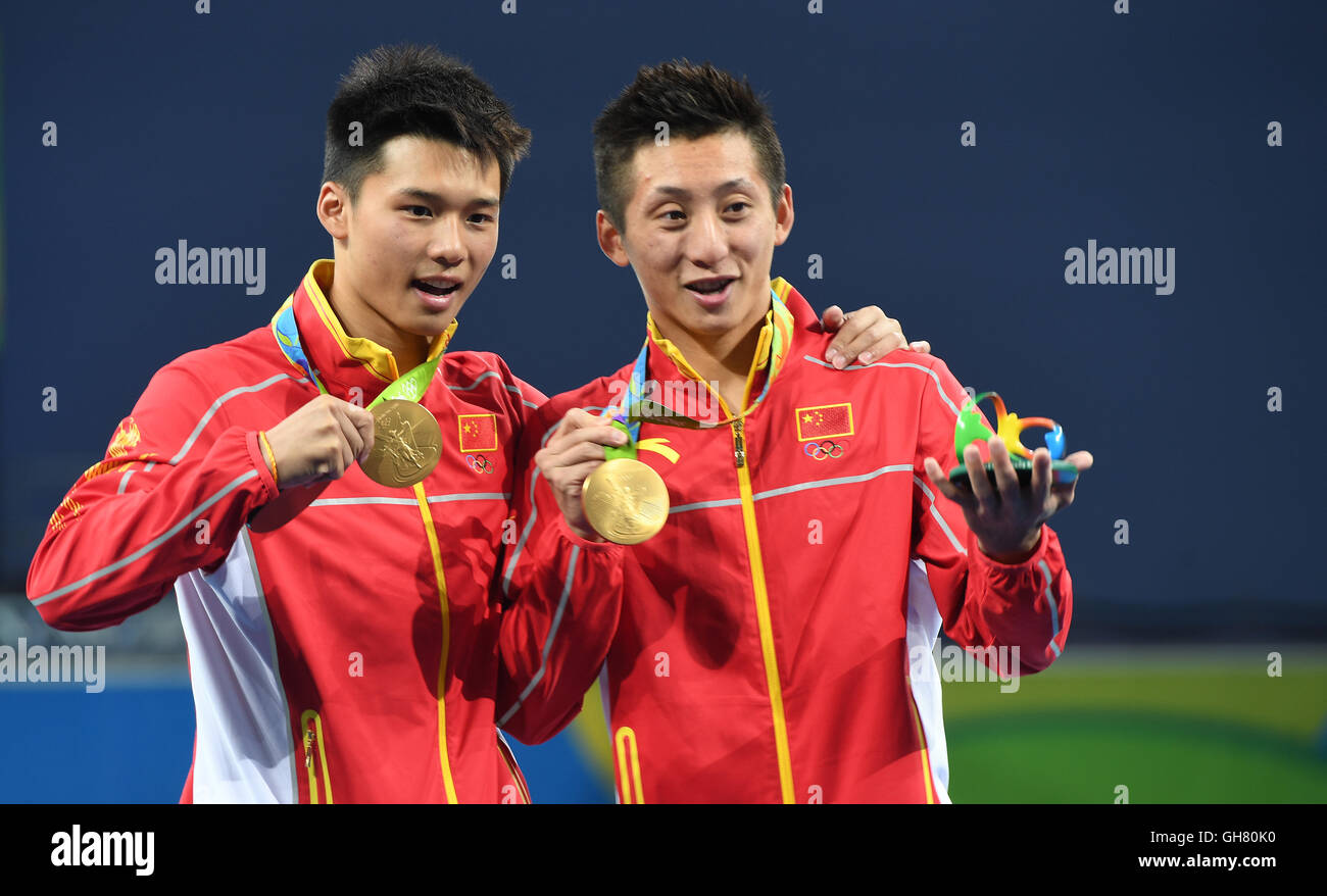 Rio de Janeiro, Brazil. 08th Aug, 2016. Chen Aisen (L) and Lin Yue (R) of China pose with their gold medals on the podium after winning the Men's Synchronised 10m Platform Final Swimming event of the Rio 2016 Olympic Games at the Olympic Aquatics Stadium, Rio de Janeiro, Brazil, 8 August 2016. Credit:  dpa picture alliance/Alamy Live News Stock Photo