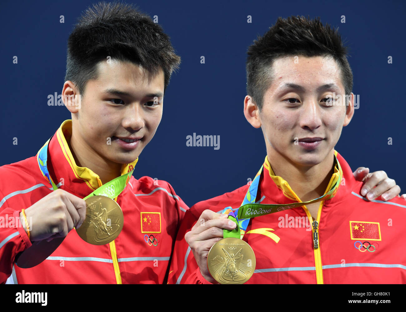 Rio de Janeiro, Brazil. 08th Aug, 2016. Chen Aisen (L) and Lin Yue (R) of China pose with their gold medals on the podium after winning the Men's Synchronised 10m Platform Final Swimming event of the Rio 2016 Olympic Games at the Olympic Aquatics Stadium, Rio de Janeiro, Brazil, 8 August 2016. Credit:  dpa picture alliance/Alamy Live News Stock Photo