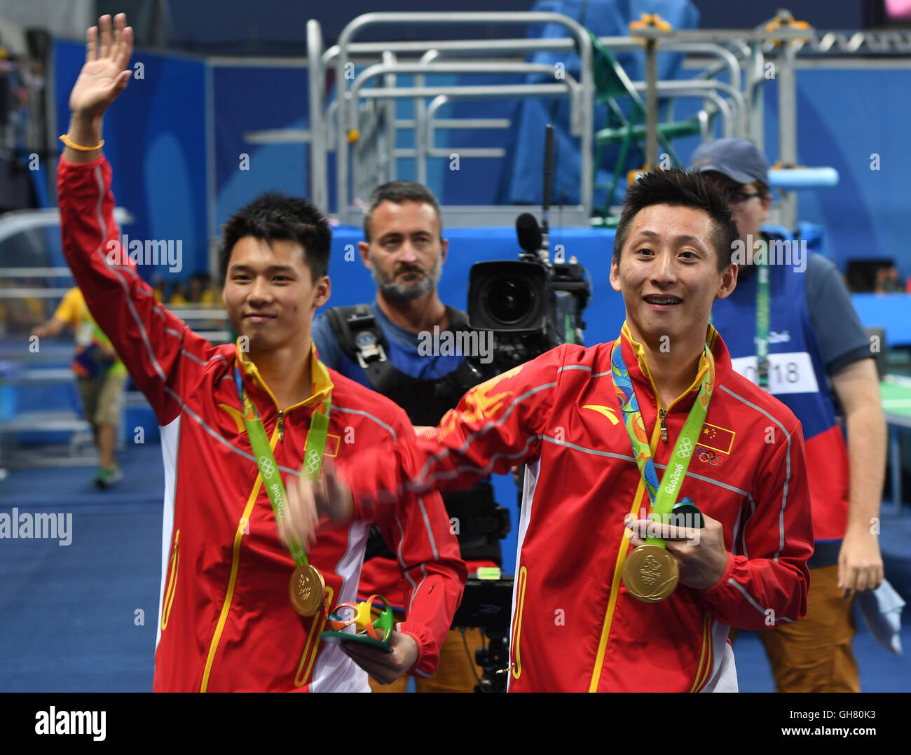 Rio de Janeiro, Brazil. 08th Aug, 2016. Chen Aisen (L) and Lin Yue (R) of China pose with their gold medals after winning the Men's Synchronised 10m Platform Final Swimming event of the Rio 2016 Olympic Games at the Olympic Aquatics Stadium, Rio de Janeiro, Brazil, 8 August 2016. Credit:  dpa picture alliance/Alamy Live News Stock Photo