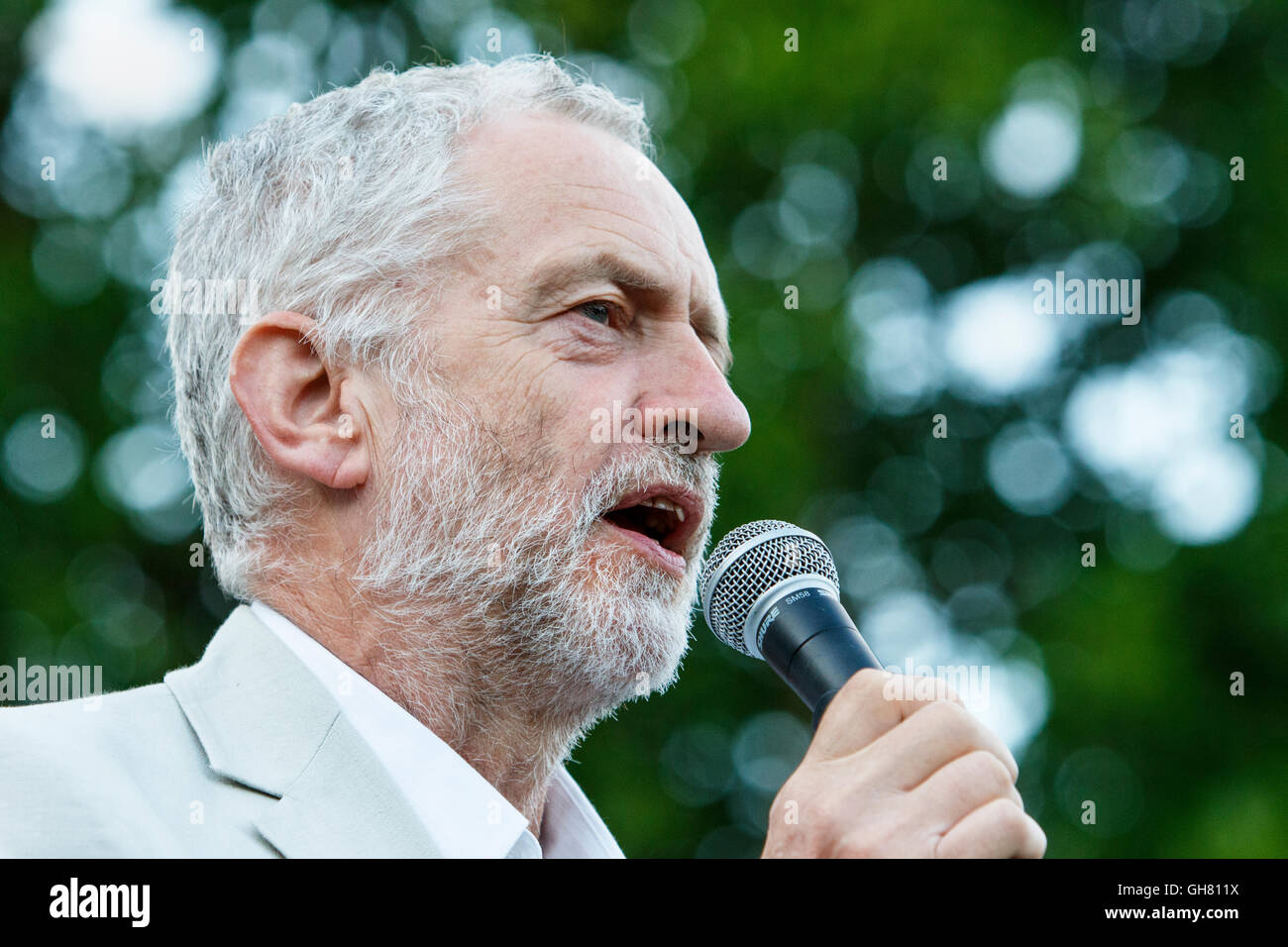 Bristol, UK, 8th August, 2016. Jeremy Corbyn is pictured speaking to supporters at a rally in College Green,Bristol. The rally was held so that Jeremy Corbyn could engage with Labour party members and explain to them the reasons why he should be re-elected leader of the Labour Party and how a Corbyn led government could transform Britain. Credit:  lynchpics/Alamy Live News Stock Photo