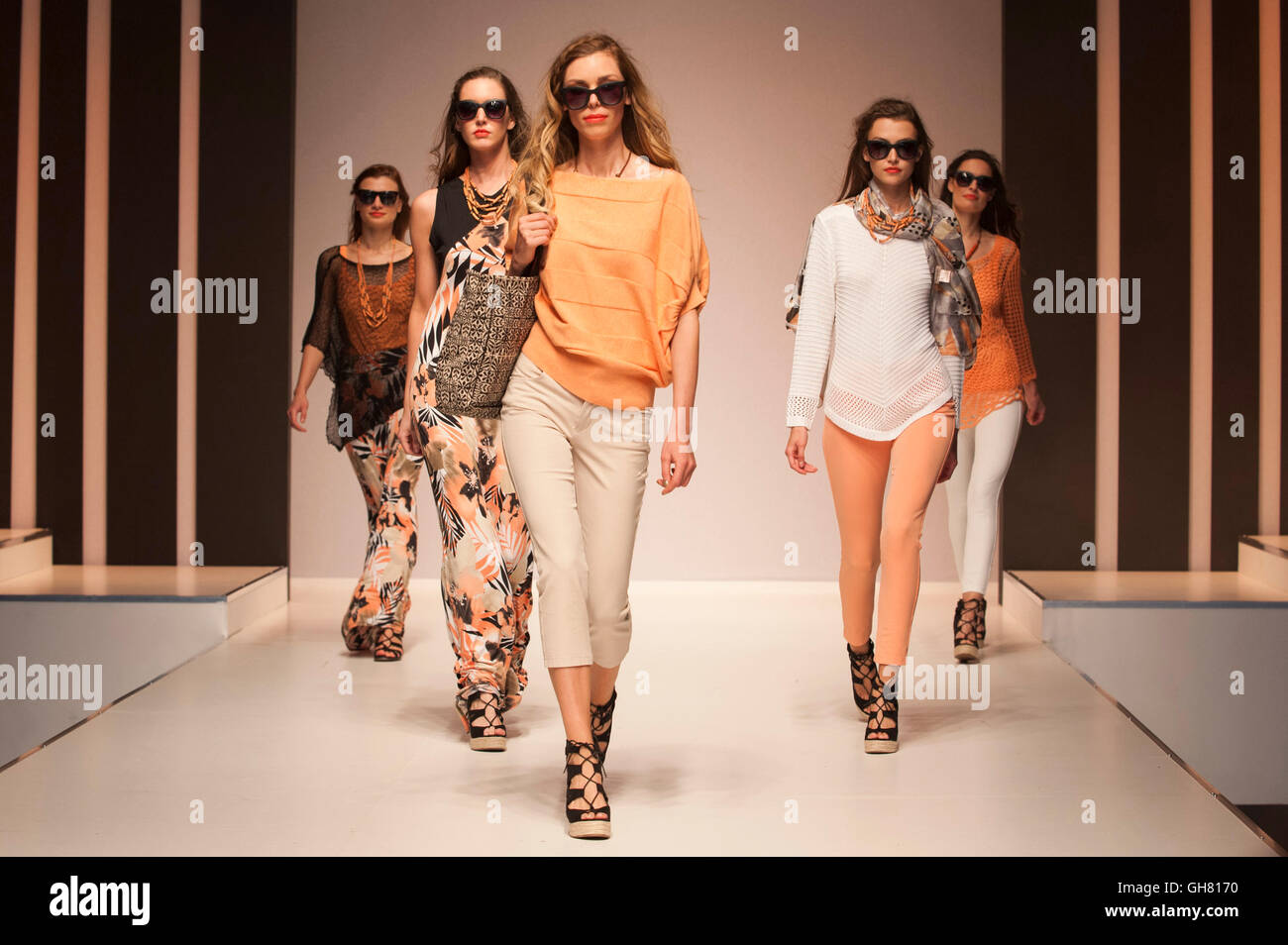 Models on catwalk hi-res stock photography and images -