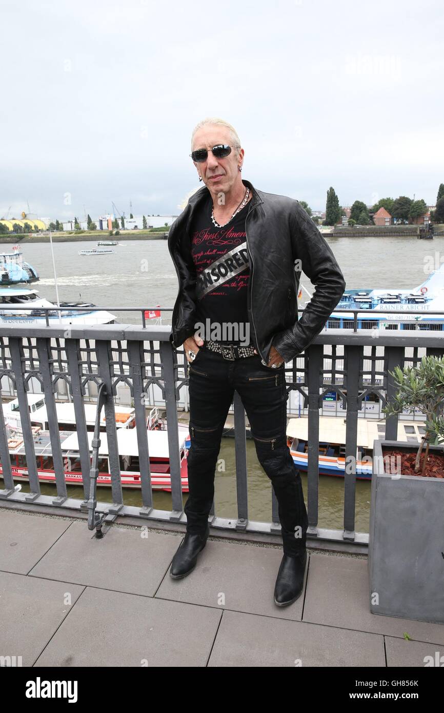Hamburg, Germany. 08th Aug, 2016. The US american musician Dee Snider is usually the frontman of Twisted Sister. Now he presented his new solo record 'We Are The Ones' on monday 8th of august at the Hard Rock Café in Hamburg. | usage worldwide © dpa/Alamy Live News Stock Photo