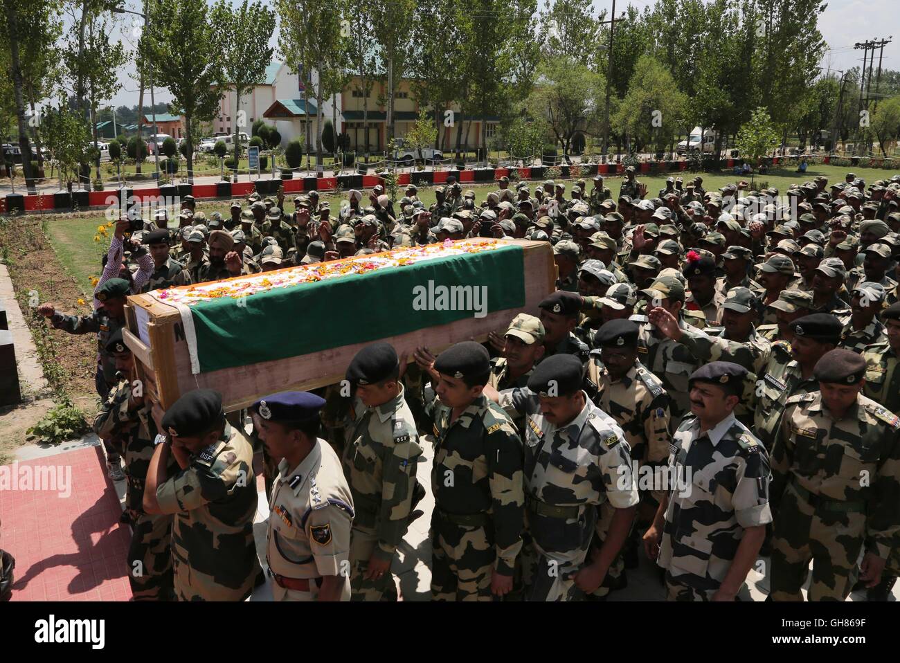 Srinagar, Indian-controlled Kashmir. 9th Aug, 2016. India's Border Security Force personnel carry the coffin of a slain trooper during wreath laying ceremony in Srinagar, summer capital of Indian-controlled Kashmir, on Aug. 9, 2016. Three Indian troops including a junior level officer and a militant were killed Monday in a fierce gunfight near the Line of Control (LoC), dividing Kashmir. Credit:  Javed Dar/Xinhua/Alamy Live News Stock Photo