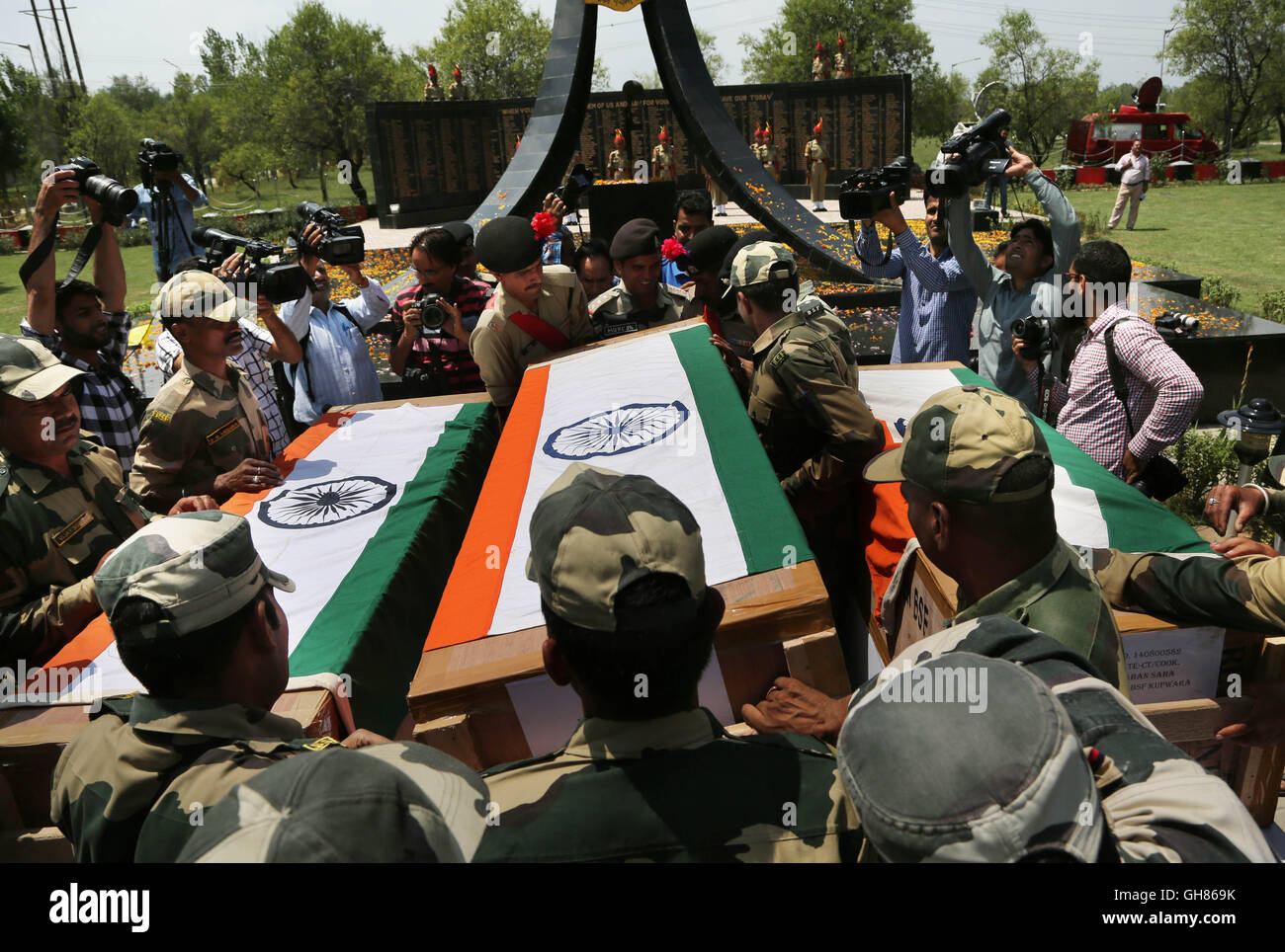 Srinagar, Indian-controlled Kashmir. 9th Aug, 2016. India's Border Security Force personnel carry the coffins of slain troopers during wreath laying ceremony in Srinagar, summer capital of Indian-controlled Kashmir, on Aug. 9, 2016. Three Indian troops including a junior level officer and a militant were killed Monday in a fierce gunfight near the Line of Control (LoC), dividing Kashmir. Credit:  Javed Dar/Xinhua/Alamy Live News Stock Photo