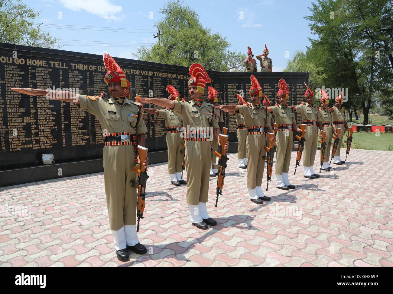 Srinagar, Indian-controlled Kashmir. 9th Aug, 2016. India's Border Security Force troopers pay homage to slain troopers during wreath laying ceremony in Srinagar, summer capital of Indian-controlled Kashmir, on Aug. 9, 2016. Three Indian troops including a junior level officer and a militant were killed Monday in a fierce gunfight near the Line of Control (LoC), dividing Kashmir. Credit:  Javed Dar/Xinhua/Alamy Live News Stock Photo