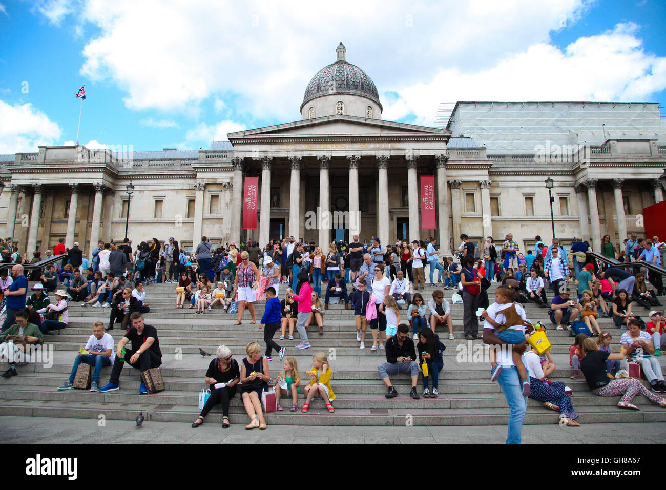 London, UK. 9th August, 2016. UK Weather: Sunseekers enjoy the warm weather in Trafalgar Square. Credit:  Dinendra Haria/Alamy Live News Stock Photo