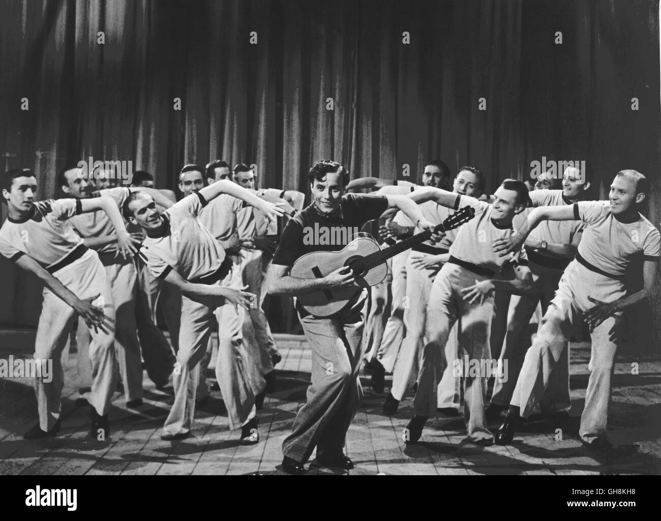 KARNEVAL DER LIEBE / D 1943 / Paul Martin Revuefilm mit JOHANNES HEESTERS (Mitte, mit Gitarre) Regie: Paul Martin Stock Photo
