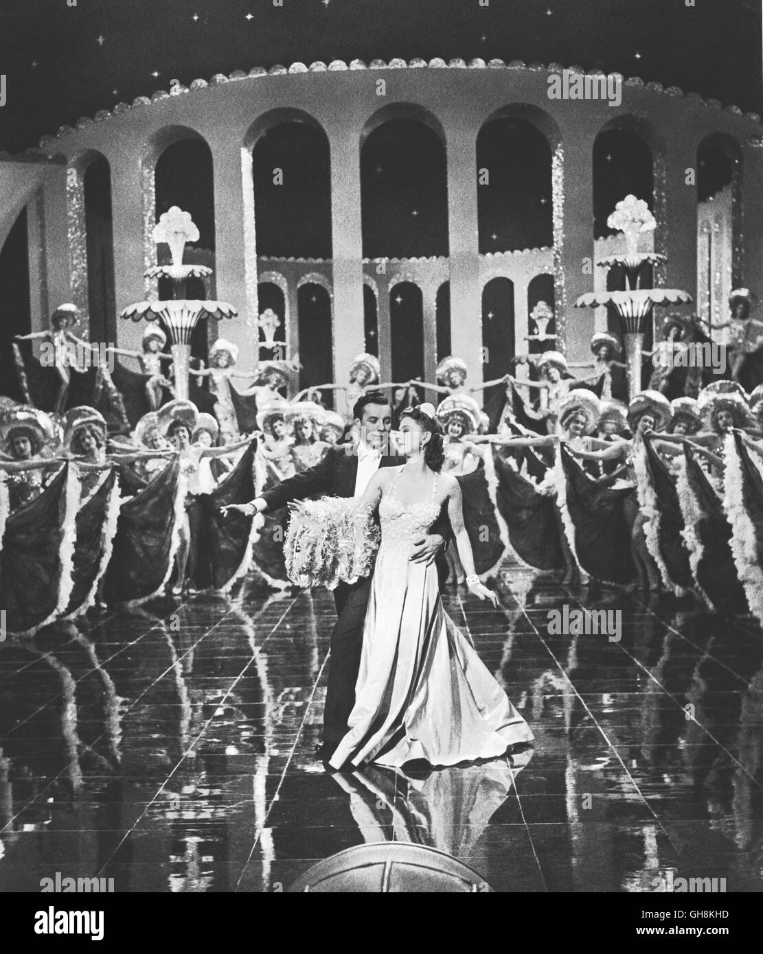 KARNEVAL DER LIEBE / D 1943 / Paul Martin Revuefilm mit DORA KOMAR und JOHANNES HEESTERS (Mitte) Regie: Paul Martin Stock Photo