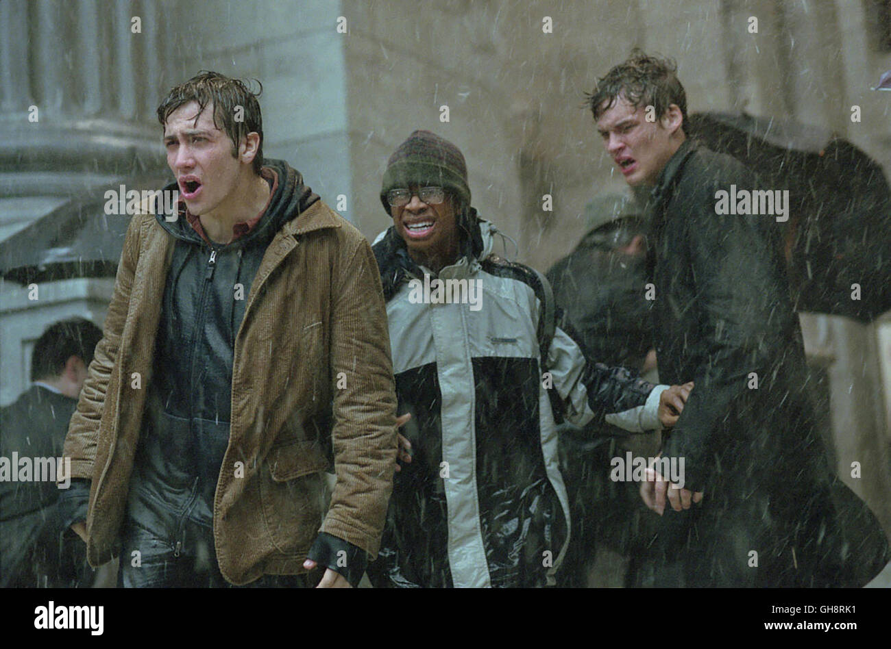 THE DAY AFTER TOMORROW / USA 2004 / Roland Emmerich Sam Hall (JAKE GYLLENHAAL), Brian (ARJAY SMITH) und J.D. (AUSTIN NICHOLS) Regie: Roland Emmerich Stock Photo